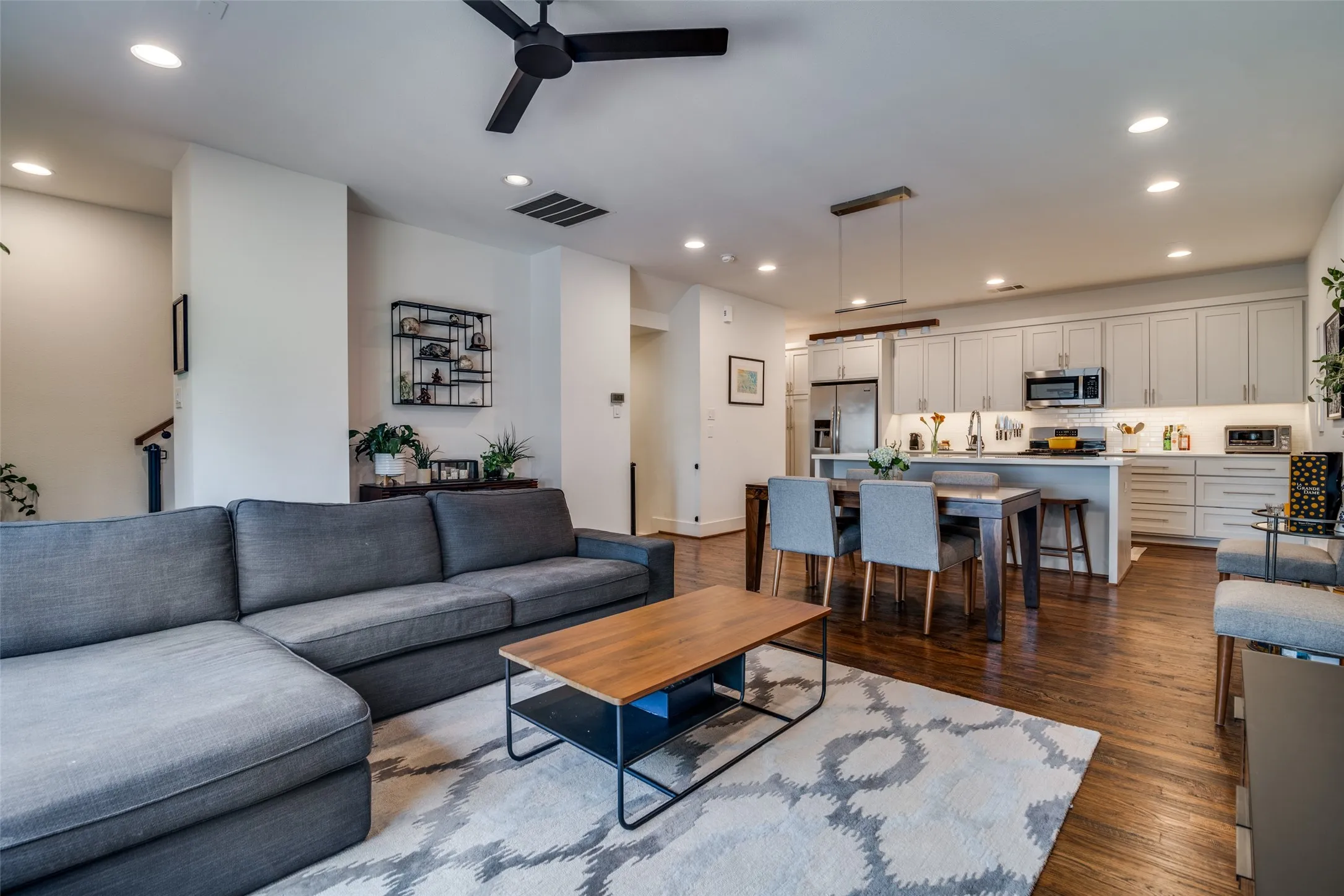 Townhouse For Sale in Dallas County , 5602 Lindell Avenue B, Dallas, Texas 75206, 2 Bedroom, 3 Bathroom, 2 Garage spaces, 1,446 Sqft, built in 2016, mls#21401150, Real Estate Agent in Dallas, Homes For Sale in Dallas county, Homes For Sale in Dallas, Realtor in Dallas Texas, Real Estate Brokerage Independent Realty Texas, Luminita Cordes Realtor