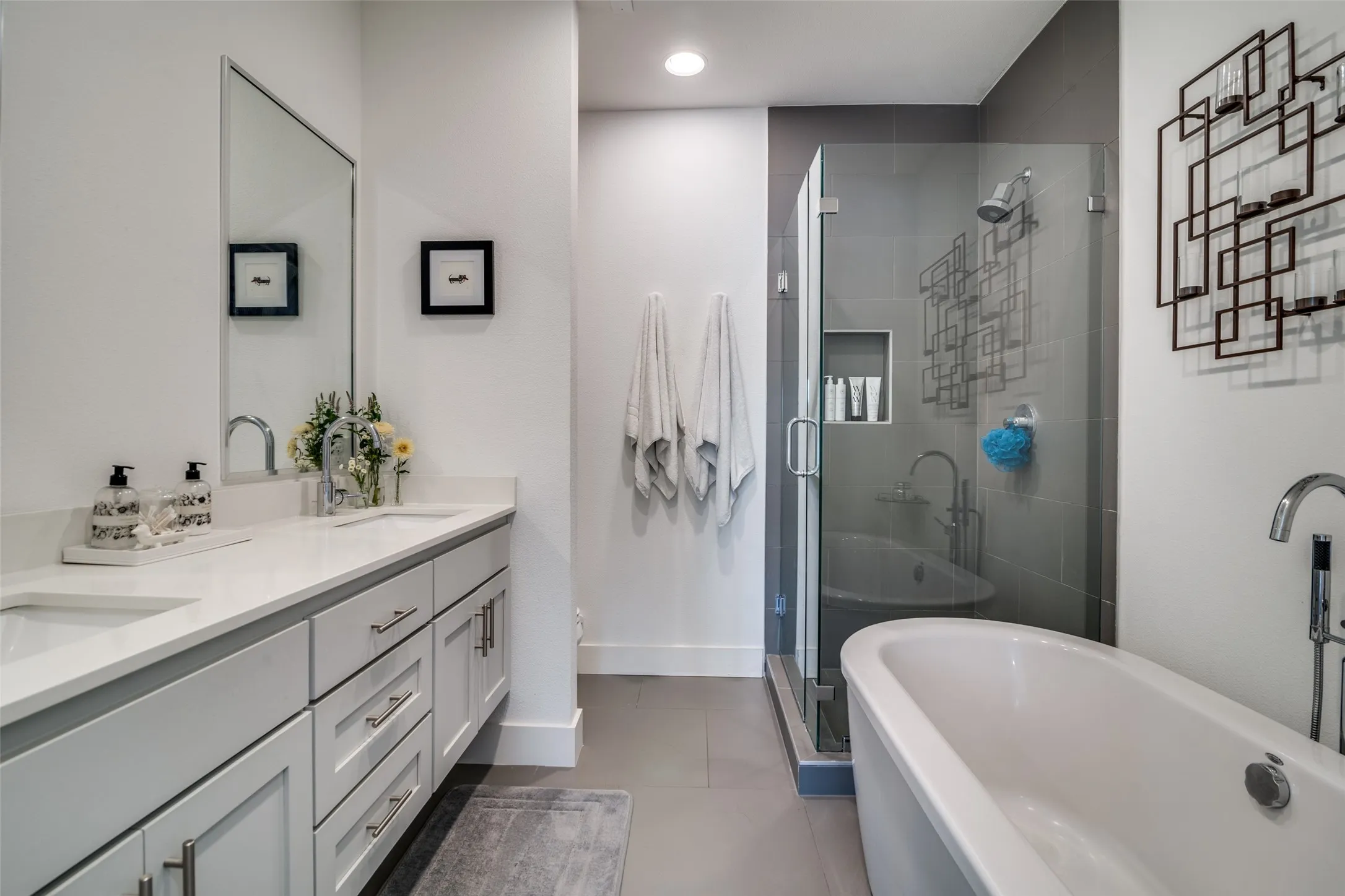 Townhouse For Sale in Dallas County , 5602 Lindell Avenue B, Dallas, Texas 75206, 2 Bedroom, 3 Bathroom, 2 Garage spaces, 1,446 Sqft, built in 2016, mls#21401150, Real Estate Agent in Dallas, Homes For Sale in Dallas county, Homes For Sale in Dallas, Realtor in Dallas Texas, Real Estate Brokerage Independent Realty Texas, Luminita Cordes Realtor