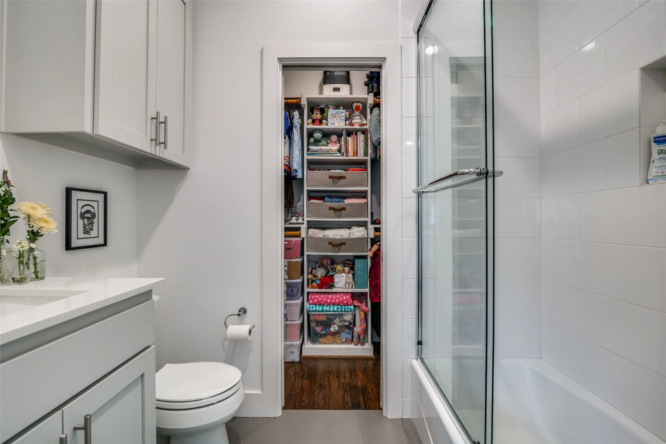 Townhouse For Sale in Dallas County , 5602 Lindell Avenue B, Dallas, Texas 75206, 2 Bedroom, 3 Bathroom, 2 Garage spaces, 1,446 Sqft, built in 2016, mls#21401150, Real Estate Agent in Dallas, Homes For Sale in Dallas county, Homes For Sale in Dallas, Realtor in Dallas Texas, Real Estate Brokerage Independent Realty Texas, Luminita Cordes Realtor