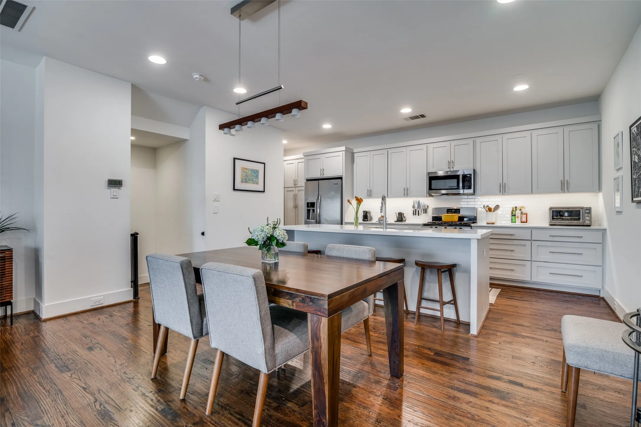 Townhouse For Sale in Dallas County , 5602 Lindell Avenue B, Dallas, Texas 75206, 2 Bedroom, 3 Bathroom, 2 Garage spaces, 1,446 Sqft, built in 2016, mls#21401150, Real Estate Agent in Dallas, Homes For Sale in Dallas county, Homes For Sale in Dallas, Realtor in Dallas Texas, Real Estate Brokerage Independent Realty Texas, Luminita Cordes Realtor