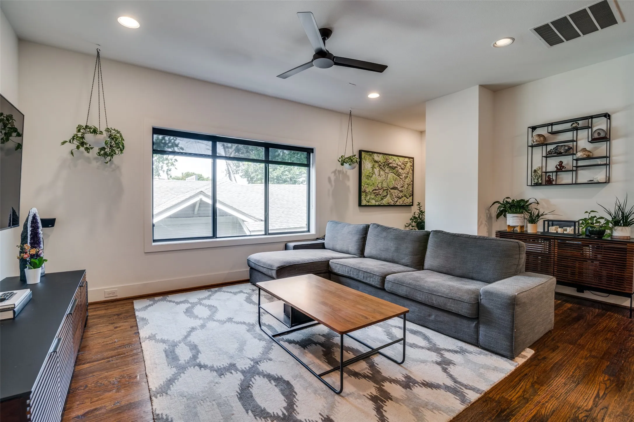 Townhouse For Sale in Dallas County , 5602 Lindell Avenue B, Dallas, Texas 75206, 2 Bedroom, 3 Bathroom, 2 Garage spaces, 1,446 Sqft, built in 2016, mls#21401150, Real Estate Agent in Dallas, Homes For Sale in Dallas county, Homes For Sale in Dallas, Realtor in Dallas Texas, Real Estate Brokerage Independent Realty Texas, Luminita Cordes Realtor