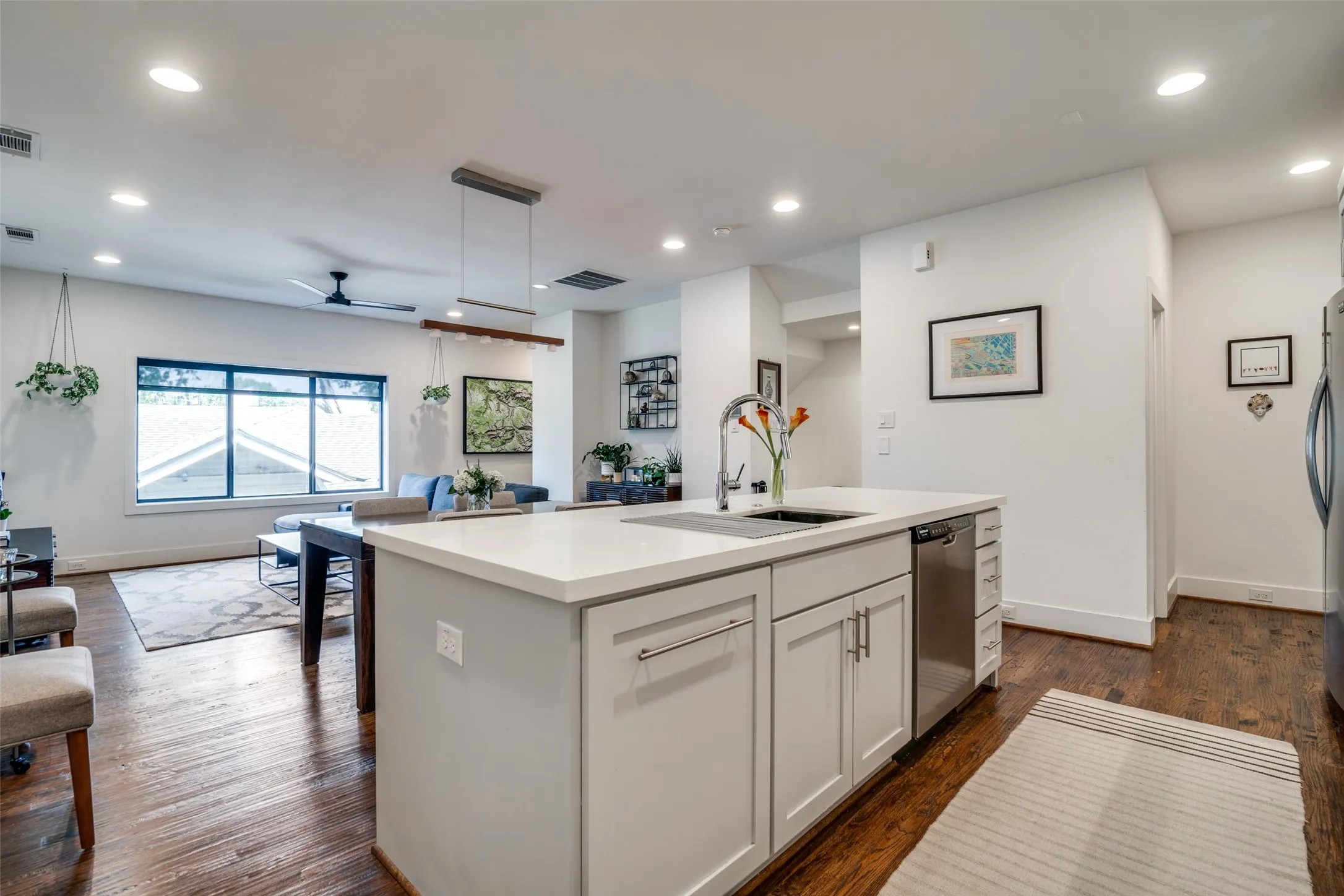 Townhouse For Sale in Dallas County , 5602 Lindell Avenue B, Dallas, Texas 75206, 2 Bedroom, 3 Bathroom, 2 Garage spaces, 1,446 Sqft, built in 2016, mls#21401150, Real Estate Agent in Dallas, Homes For Sale in Dallas county, Homes For Sale in Dallas, Realtor in Dallas Texas, Real Estate Brokerage Independent Realty Texas, Luminita Cordes Realtor