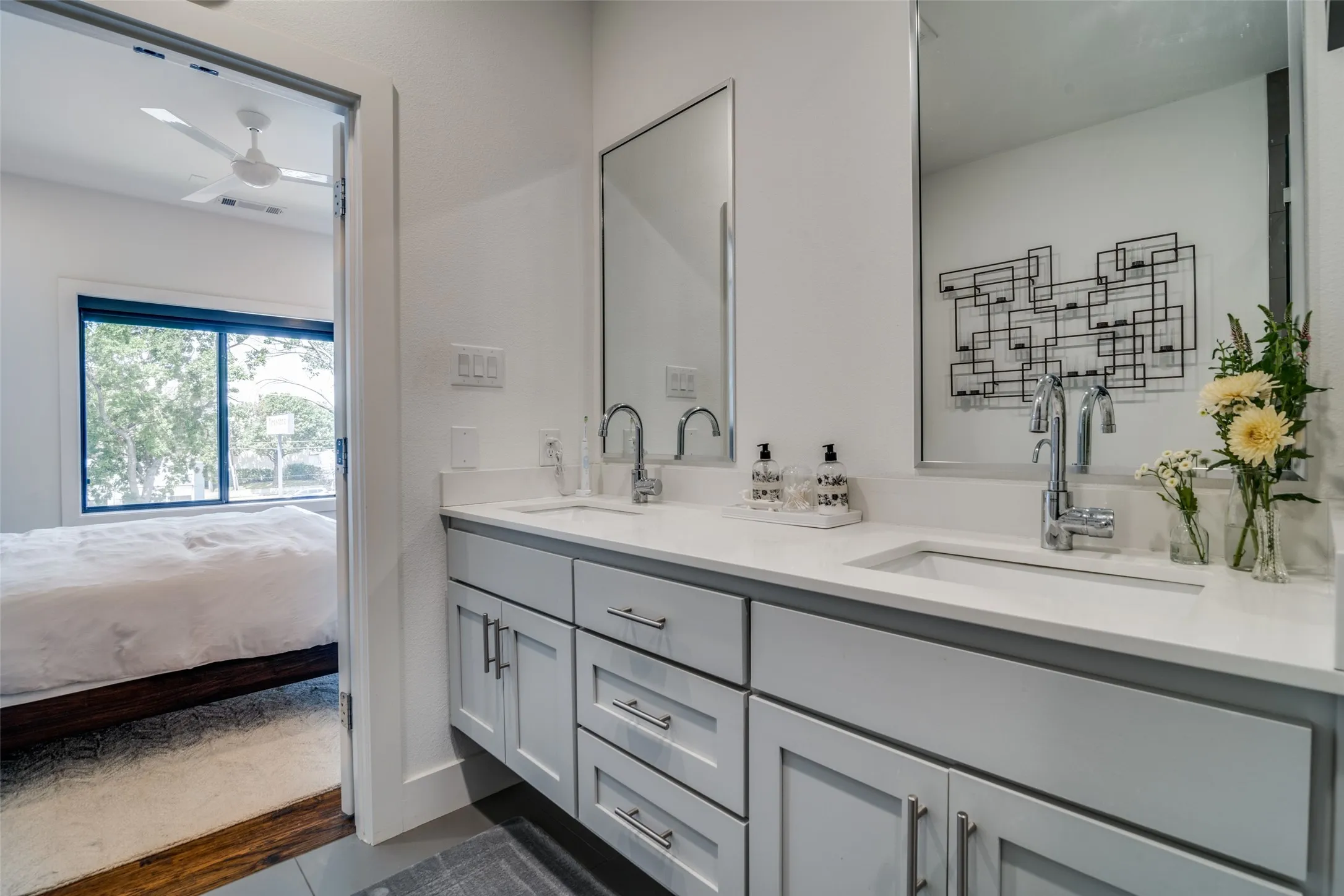 Townhouse For Sale in Dallas County , 5602 Lindell Avenue B, Dallas, Texas 75206, 2 Bedroom, 3 Bathroom, 2 Garage spaces, 1,446 Sqft, built in 2016, mls#21401150, Real Estate Agent in Dallas, Homes For Sale in Dallas county, Homes For Sale in Dallas, Realtor in Dallas Texas, Real Estate Brokerage Independent Realty Texas, Luminita Cordes Realtor