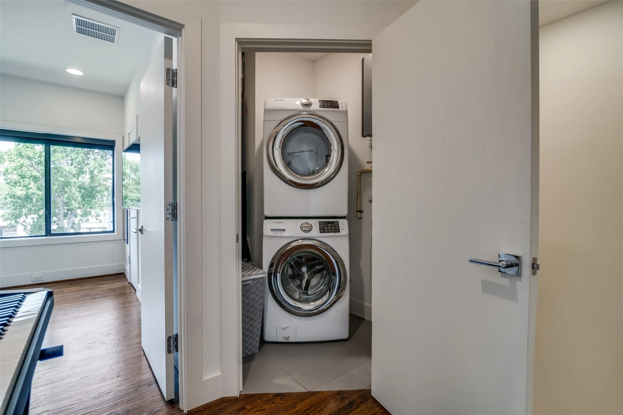Townhouse For Sale in Dallas County , 5602 Lindell Avenue B, Dallas, Texas 75206, 2 Bedroom, 3 Bathroom, 2 Garage spaces, 1,446 Sqft, built in 2016, mls#21401150, Real Estate Agent in Dallas, Homes For Sale in Dallas county, Homes For Sale in Dallas, Realtor in Dallas Texas, Real Estate Brokerage Independent Realty Texas, Luminita Cordes Realtor