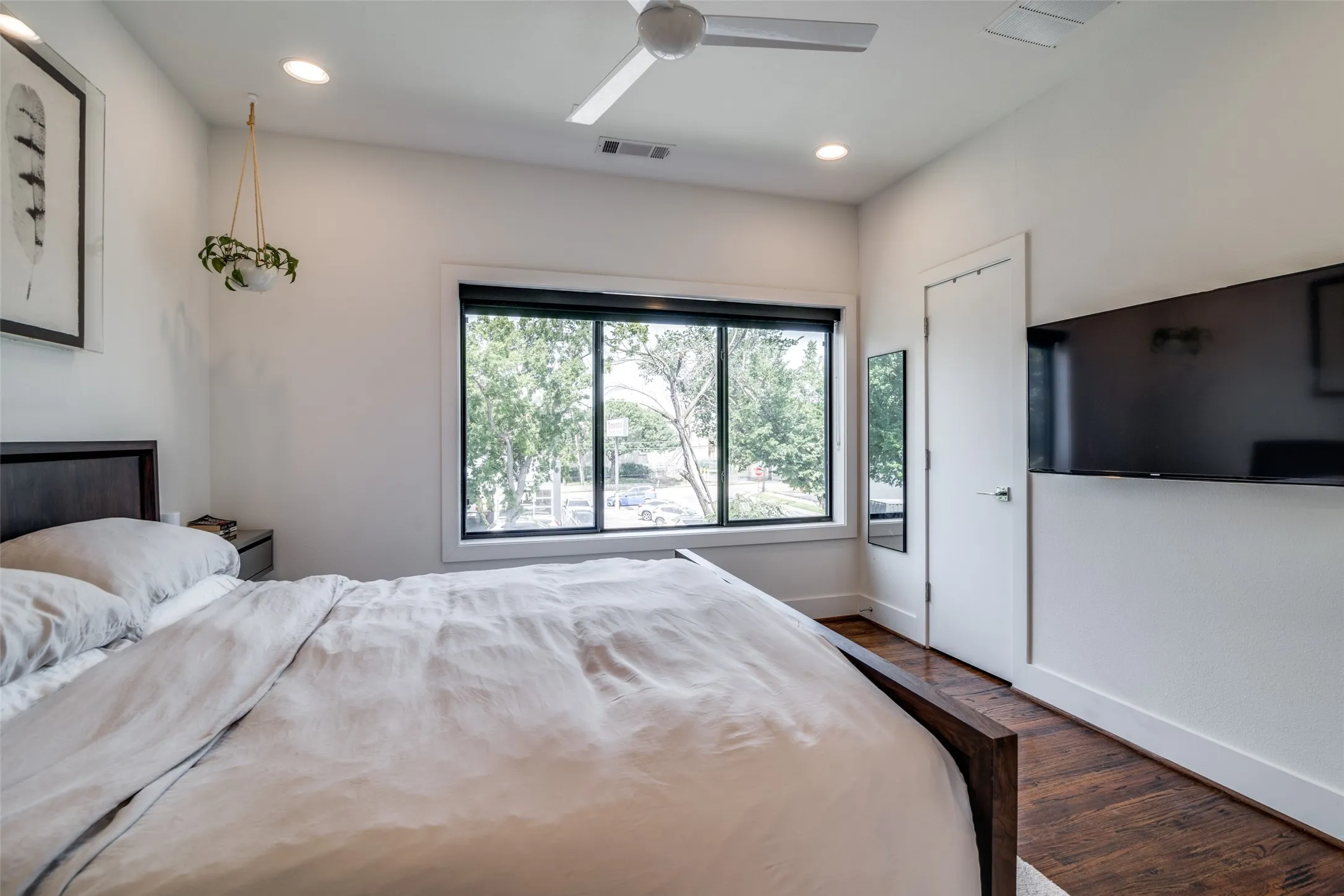 Townhouse For Sale in Dallas County , 5602 Lindell Avenue B, Dallas, Texas 75206, 2 Bedroom, 3 Bathroom, 2 Garage spaces, 1,446 Sqft, built in 2016, mls#21401150, Real Estate Agent in Dallas, Homes For Sale in Dallas county, Homes For Sale in Dallas, Realtor in Dallas Texas, Real Estate Brokerage Independent Realty Texas, Luminita Cordes Realtor