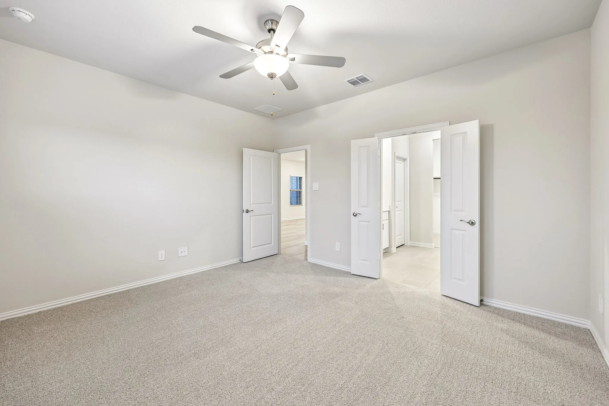  Photo is not of the actual home, but is an inspirational photo of builder’s model home and may depict options, furnishings, and/or decorator features that are not included.
