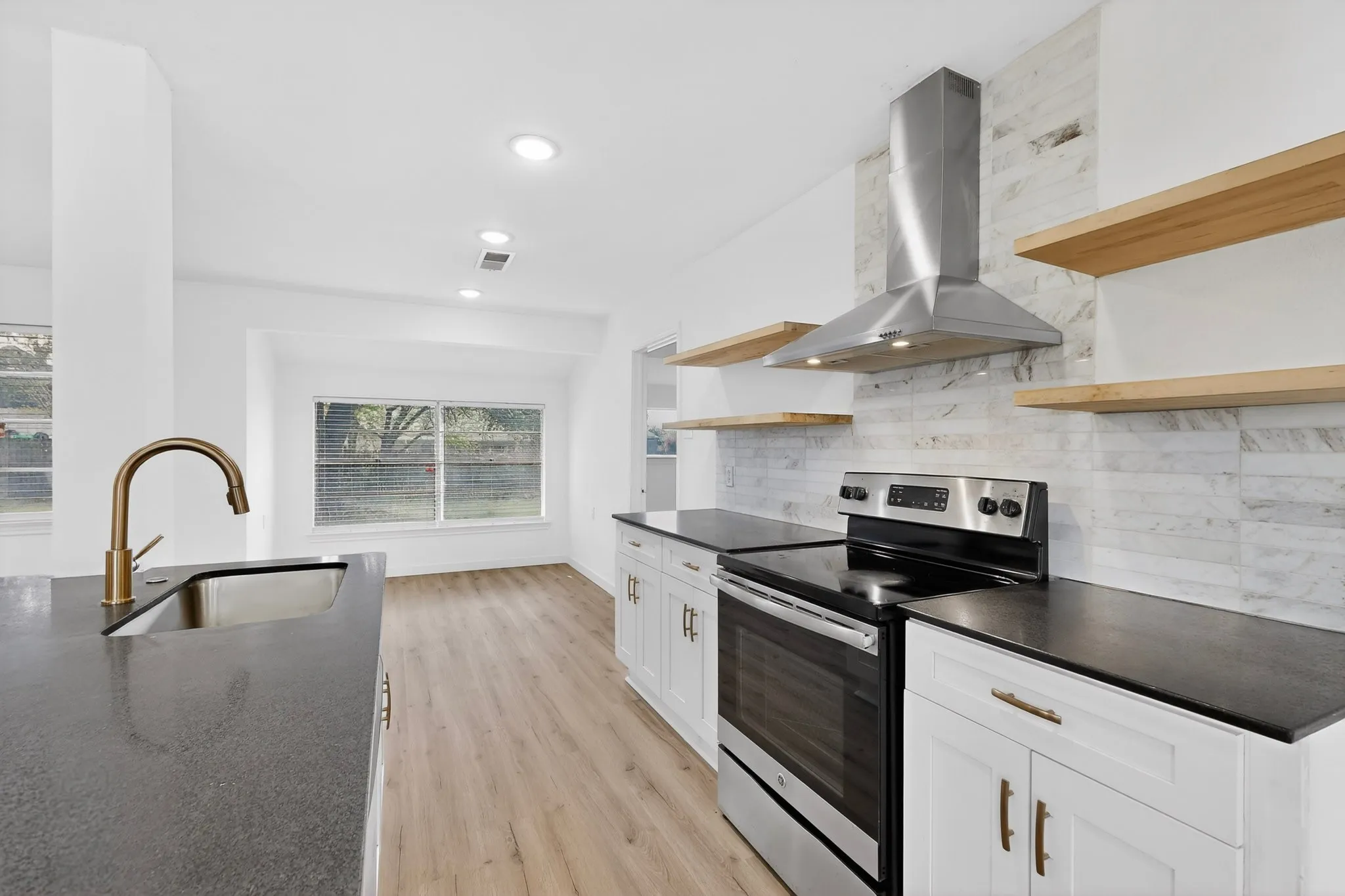 Single Family Residence For Sale in Dallas County , 400 Casa Bello Court, Irving, Texas 75062, 3 Bedroom, 2 Bathroom, 2 Garage spaces, 1,862 Sqft, built in 1966, mls#21403594, Real Estate Agent in Irving, Homes For Sale in Dallas county, Homes For Sale in Irving, Realtor in Irving Texas, Real Estate Brokerage Independent Realty Texas, Luminita Cordes Realtor