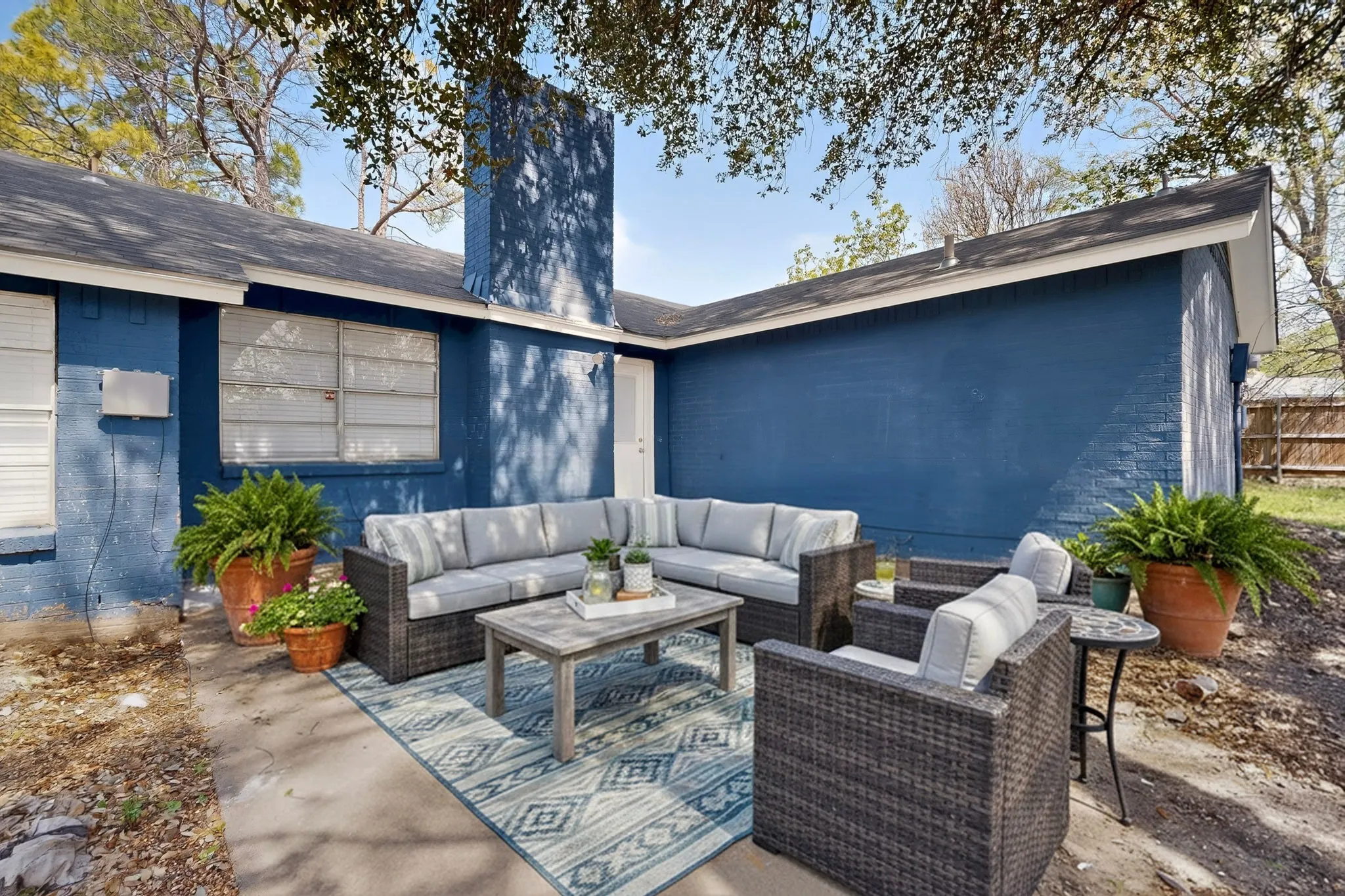 Single Family Residence For Sale in Dallas County , 400 Casa Bello Court, Irving, Texas 75062, 3 Bedroom, 2 Bathroom, 2 Garage spaces, 1,862 Sqft, built in 1966, mls#21403594, Real Estate Agent in Irving, Homes For Sale in Dallas county, Homes For Sale in Irving, Realtor in Irving Texas, Real Estate Brokerage Independent Realty Texas, Luminita Cordes Realtor