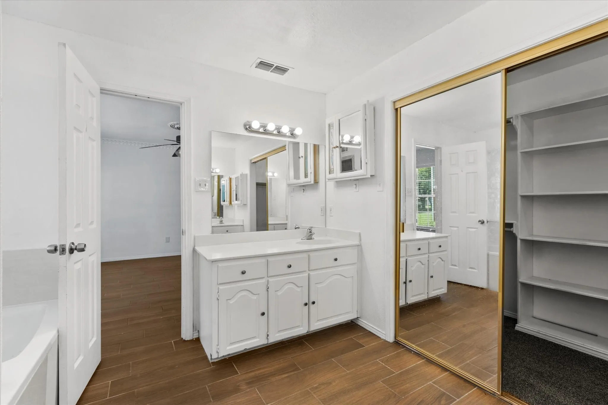 Single Family Residence For Rent in Tarrant County , 2704 Wolff Drive, Arlington, Texas 76015, 4 Bedroom, 3 Bathroom, 2 Garage spaces, 2,848 Sqft, built in 1984, mls#21403596, Real Estate Agent in Arlington, Homes For Rent in Tarrant county, Homes For Rent in Arlington, Realtor in Arlington Texas, Real Estate Brokerage Independent Realty Texas, Luminita Cordes Realtor