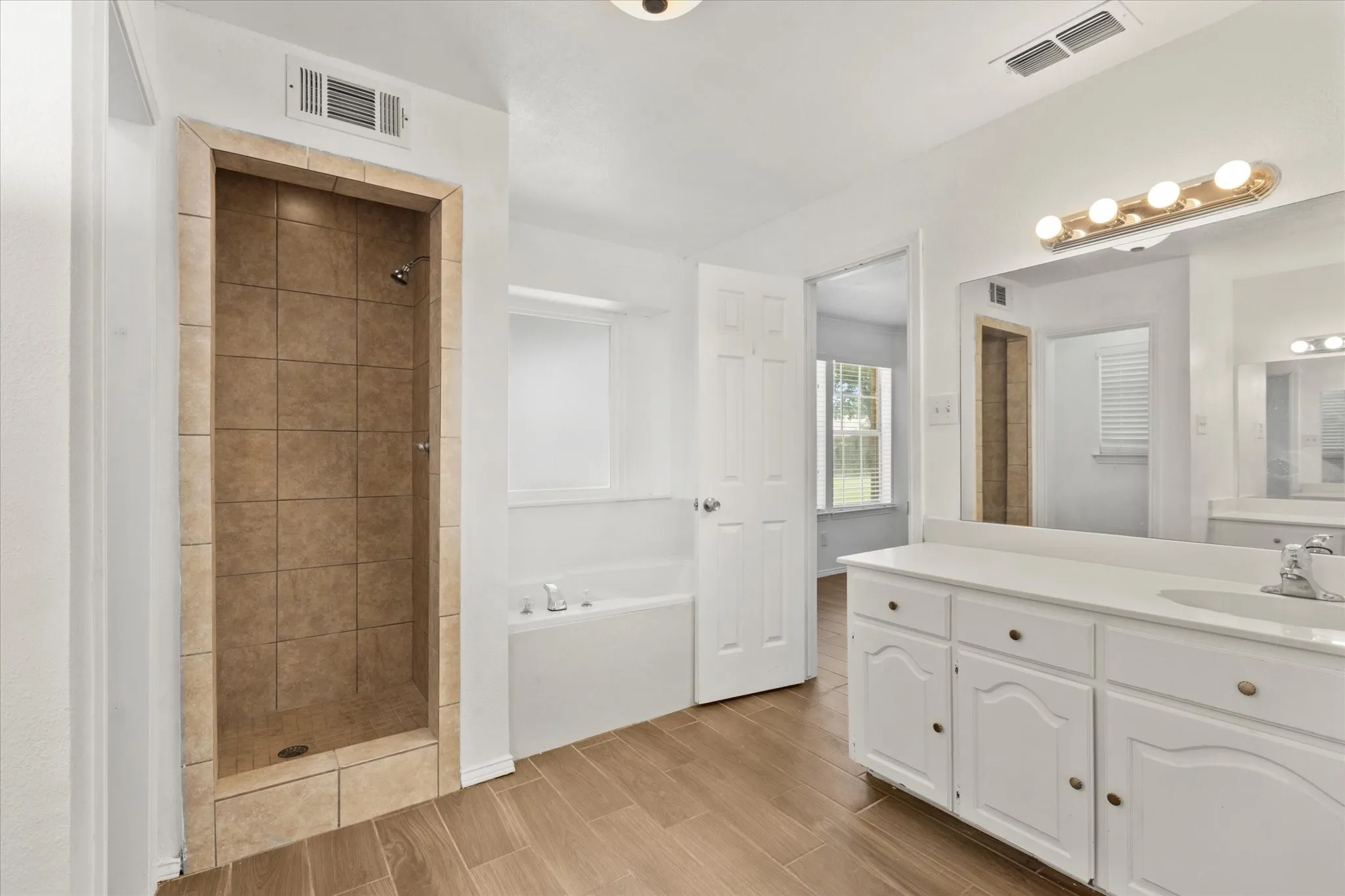 Single Family Residence For Rent in Tarrant County , 2704 Wolff Drive, Arlington, Texas 76015, 4 Bedroom, 3 Bathroom, 2 Garage spaces, 2,848 Sqft, built in 1984, mls#21403596, Real Estate Agent in Arlington, Homes For Rent in Tarrant county, Homes For Rent in Arlington, Realtor in Arlington Texas, Real Estate Brokerage Independent Realty Texas, Luminita Cordes Realtor
