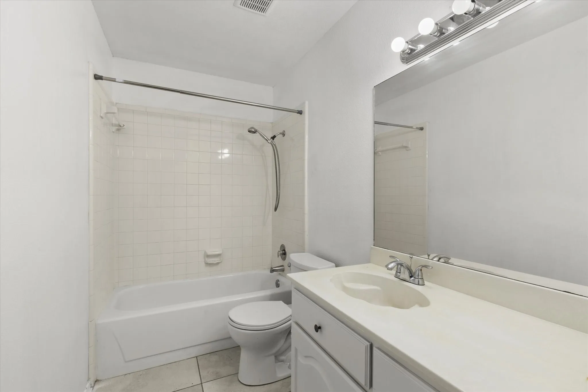 Single Family Residence For Rent in Tarrant County , 2704 Wolff Drive, Arlington, Texas 76015, 4 Bedroom, 3 Bathroom, 2 Garage spaces, 2,848 Sqft, built in 1984, mls#21403596, Real Estate Agent in Arlington, Homes For Rent in Tarrant county, Homes For Rent in Arlington, Realtor in Arlington Texas, Real Estate Brokerage Independent Realty Texas, Luminita Cordes Realtor
