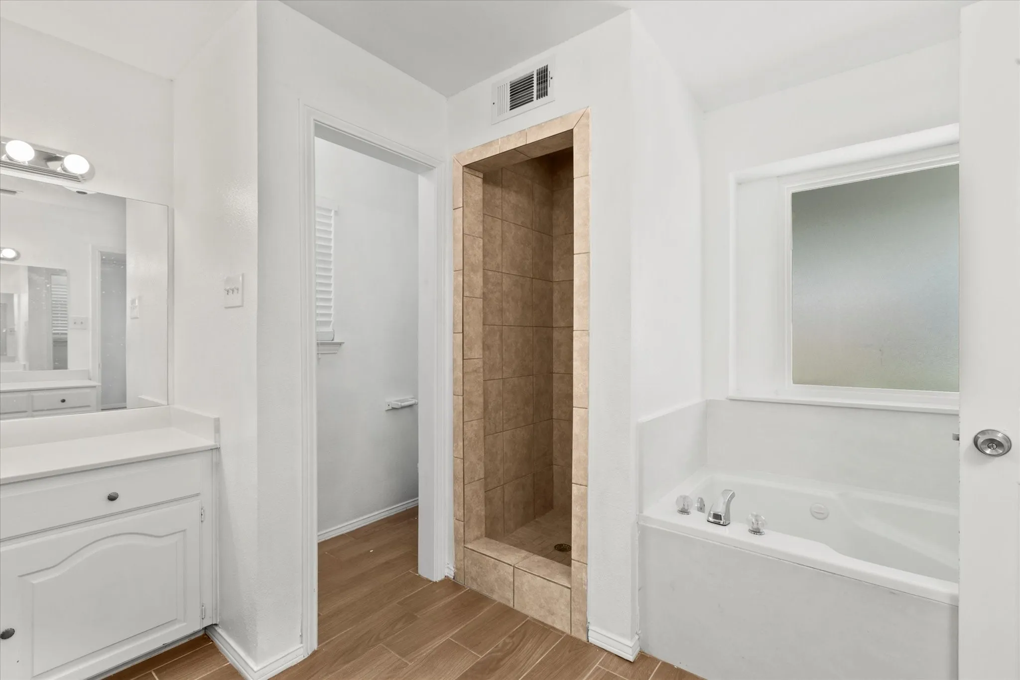 Single Family Residence For Rent in Tarrant County , 2704 Wolff Drive, Arlington, Texas 76015, 4 Bedroom, 3 Bathroom, 2 Garage spaces, 2,848 Sqft, built in 1984, mls#21403596, Real Estate Agent in Arlington, Homes For Rent in Tarrant county, Homes For Rent in Arlington, Realtor in Arlington Texas, Real Estate Brokerage Independent Realty Texas, Luminita Cordes Realtor