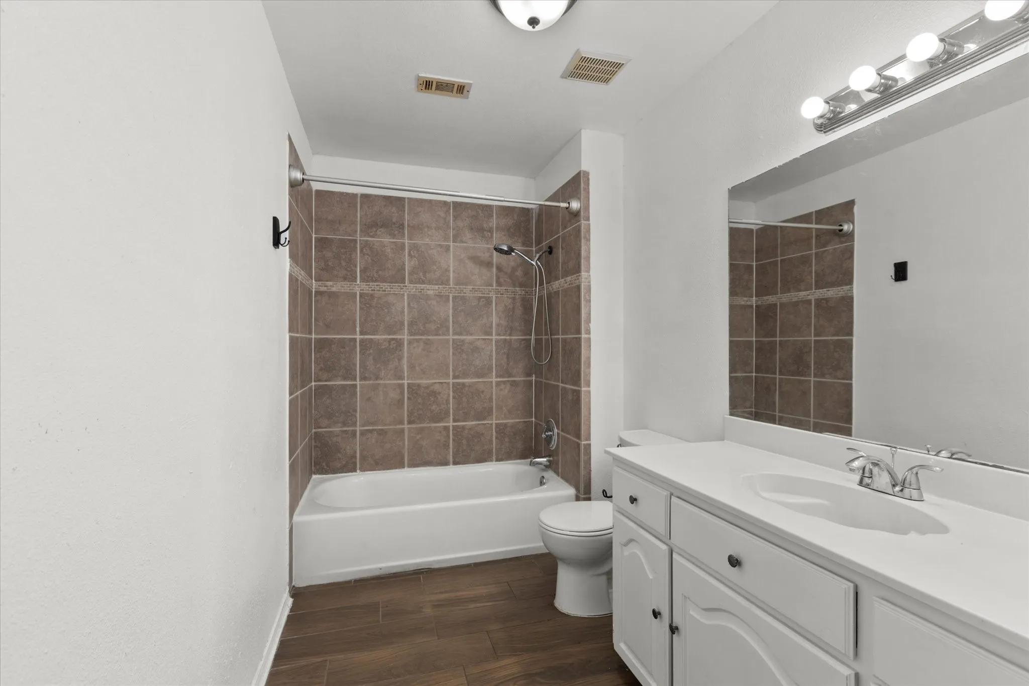 Single Family Residence For Rent in Tarrant County , 2704 Wolff Drive, Arlington, Texas 76015, 4 Bedroom, 3 Bathroom, 2 Garage spaces, 2,848 Sqft, built in 1984, mls#21403596, Real Estate Agent in Arlington, Homes For Rent in Tarrant county, Homes For Rent in Arlington, Realtor in Arlington Texas, Real Estate Brokerage Independent Realty Texas, Luminita Cordes Realtor