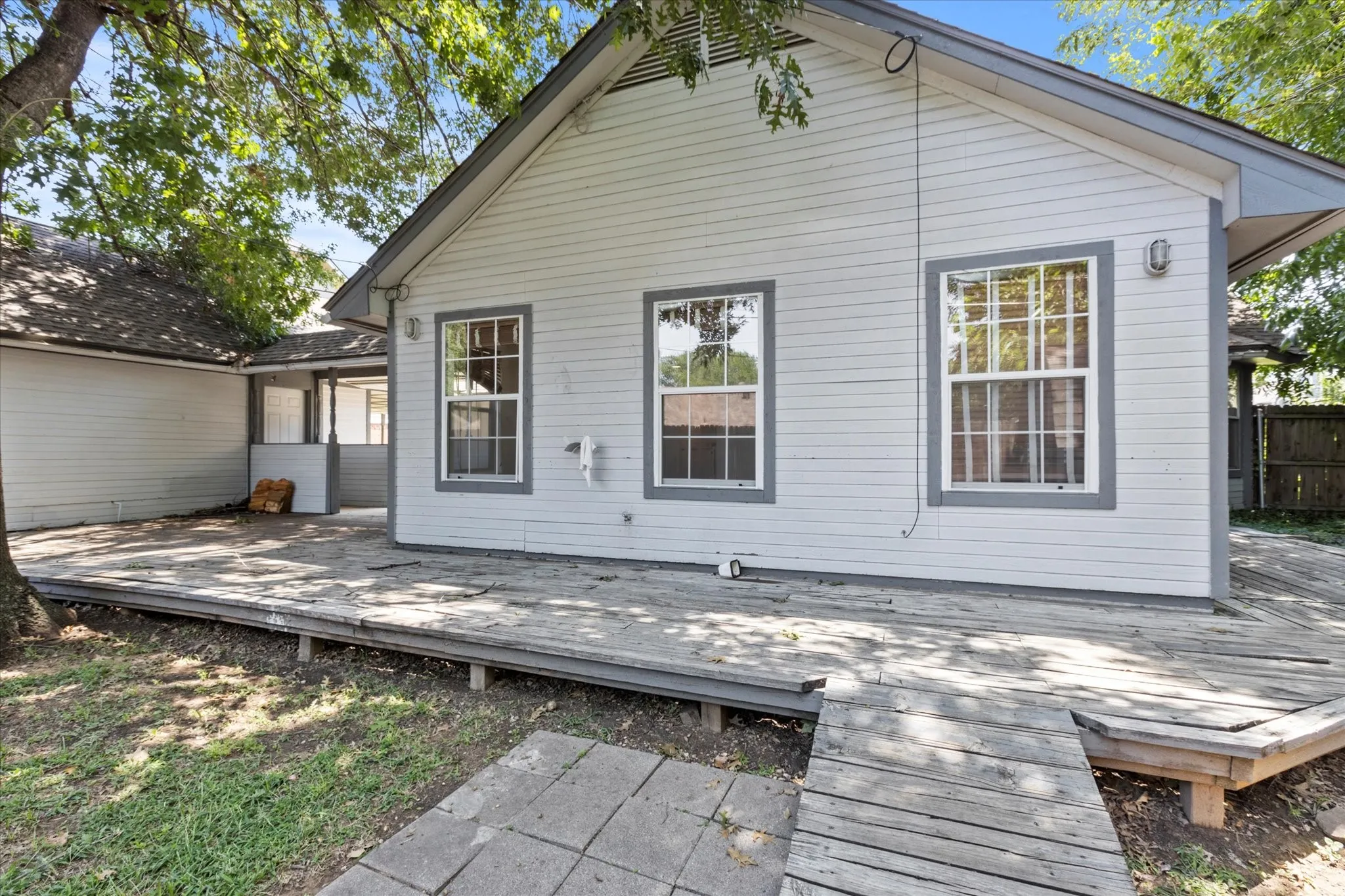 Single Family Residence For Rent in Tarrant County , 2704 Wolff Drive, Arlington, Texas 76015, 4 Bedroom, 3 Bathroom, 2 Garage spaces, 2,848 Sqft, built in 1984, mls#21403596, Real Estate Agent in Arlington, Homes For Rent in Tarrant county, Homes For Rent in Arlington, Realtor in Arlington Texas, Real Estate Brokerage Independent Realty Texas, Luminita Cordes Realtor