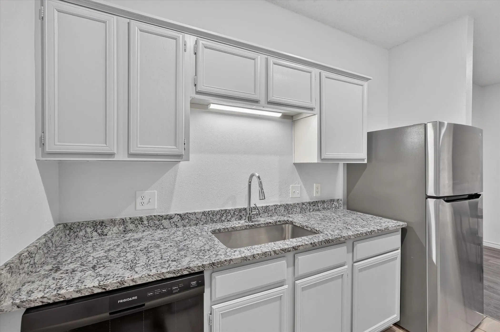 Condominium For Sale in Dallas County , 9254 Forest Lane 106, Dallas, Texas 75243, 1 Bedroom, 1 Bathroom, Garage spaces, 748 Sqft, built in 1982, mls#21403598, Real Estate Agent in Dallas, Homes For Sale in Dallas county, Homes For Sale in Dallas, Realtor in Dallas Texas, Real Estate Brokerage Independent Realty Texas, Luminita Cordes Realtor