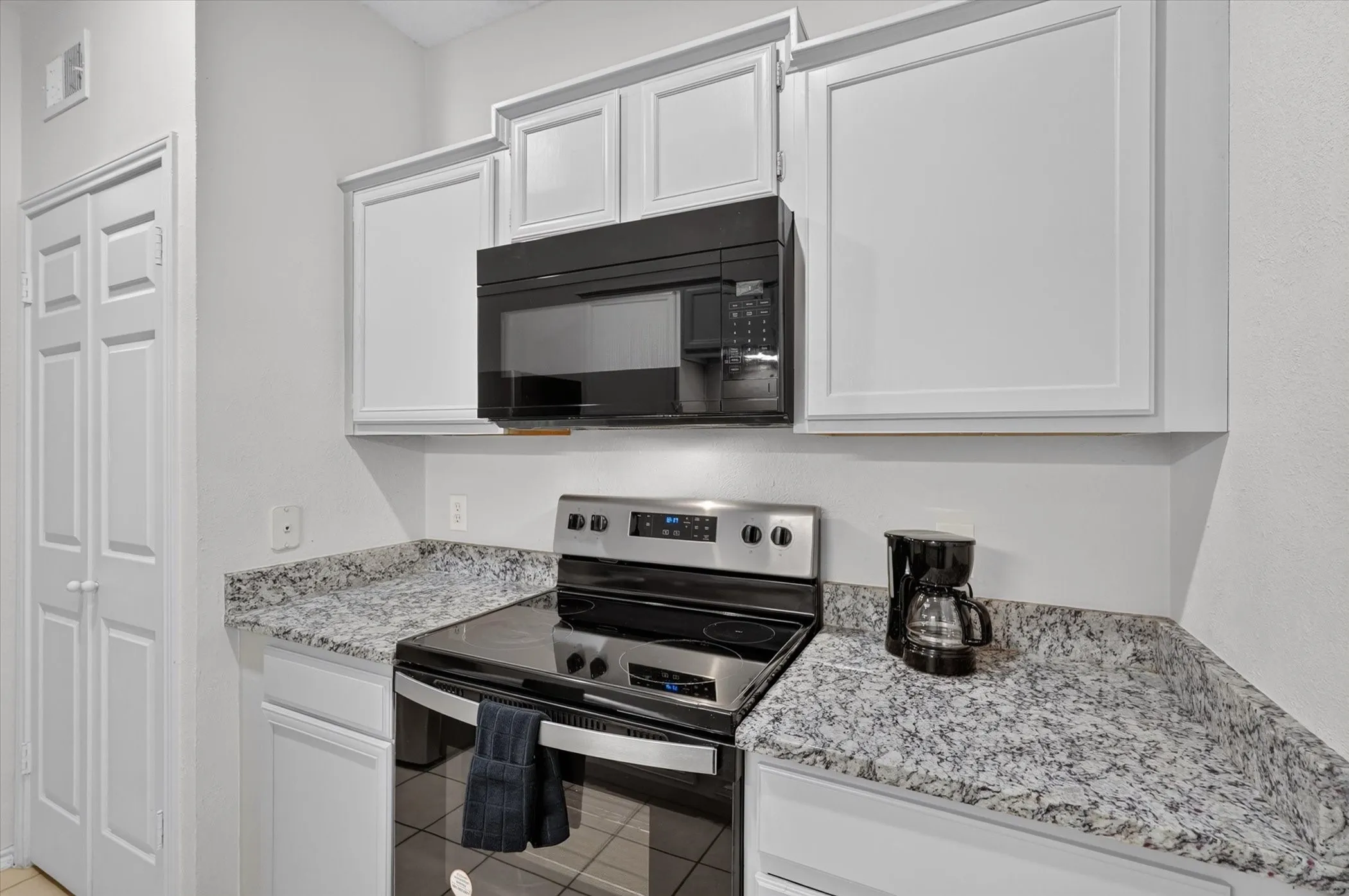 Condominium For Sale in Dallas County , 9254 Forest Lane 106, Dallas, Texas 75243, 1 Bedroom, 1 Bathroom, Garage spaces, 748 Sqft, built in 1982, mls#21403598, Real Estate Agent in Dallas, Homes For Sale in Dallas county, Homes For Sale in Dallas, Realtor in Dallas Texas, Real Estate Brokerage Independent Realty Texas, Luminita Cordes Realtor