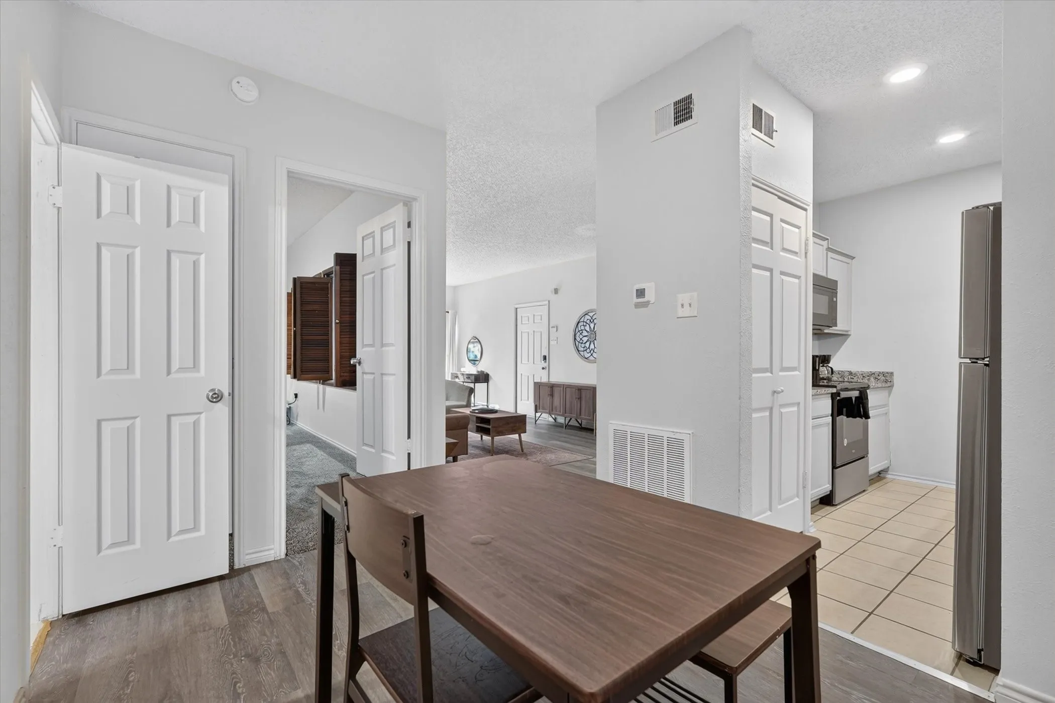 Condominium For Sale in Dallas County , 9254 Forest Lane 106, Dallas, Texas 75243, 1 Bedroom, 1 Bathroom, Garage spaces, 748 Sqft, built in 1982, mls#21403598, Real Estate Agent in Dallas, Homes For Sale in Dallas county, Homes For Sale in Dallas, Realtor in Dallas Texas, Real Estate Brokerage Independent Realty Texas, Luminita Cordes Realtor