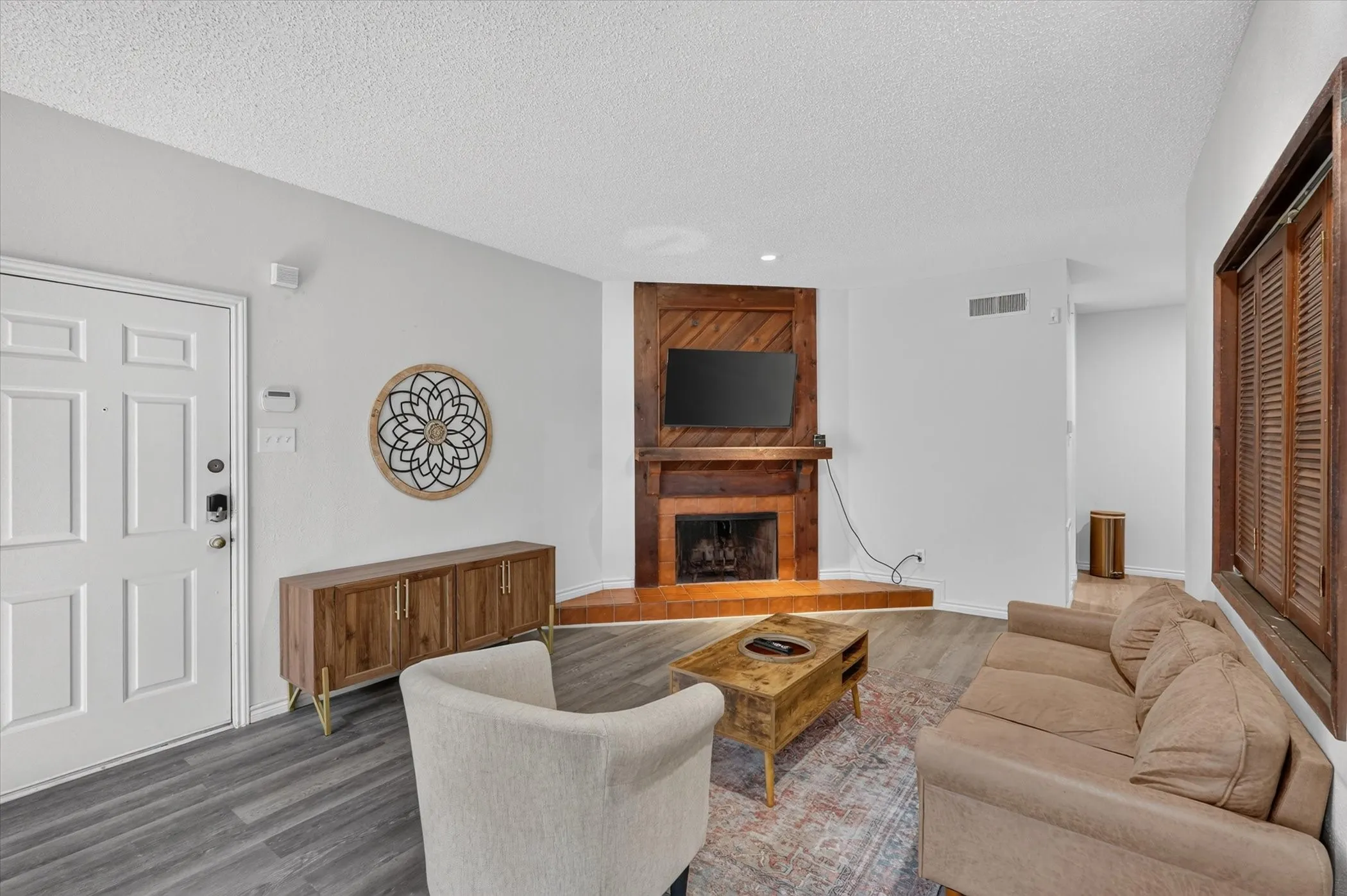 Condominium For Sale in Dallas County , 9254 Forest Lane 106, Dallas, Texas 75243, 1 Bedroom, 1 Bathroom, Garage spaces, 748 Sqft, built in 1982, mls#21403598, Real Estate Agent in Dallas, Homes For Sale in Dallas county, Homes For Sale in Dallas, Realtor in Dallas Texas, Real Estate Brokerage Independent Realty Texas, Luminita Cordes Realtor