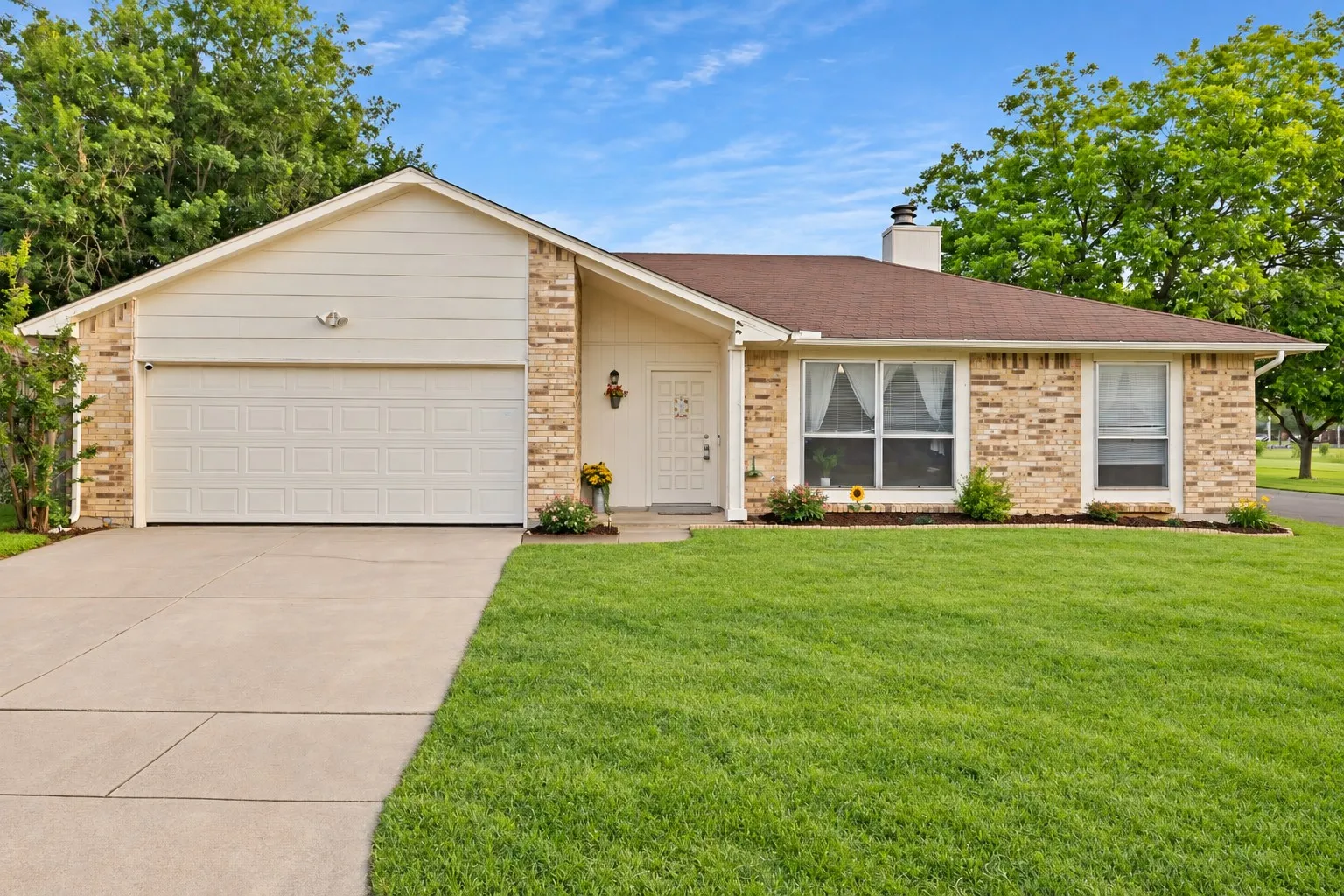 Single Family Residence For Sale in Tarrant County , 7357 Channel View Drive, Fort Worth, Texas 76133, 4 Bedroom, 2 Bathroom, 2 Garage spaces, 1,853 Sqft, built in 1979, mls#21399044, Real Estate Agent in Fort Worth, Homes For Sale in Tarrant county, Homes For Sale in Fort Worth, Realtor in Fort Worth Texas, Real Estate Brokerage Independent Realty Texas, Luminita Cordes Realtor