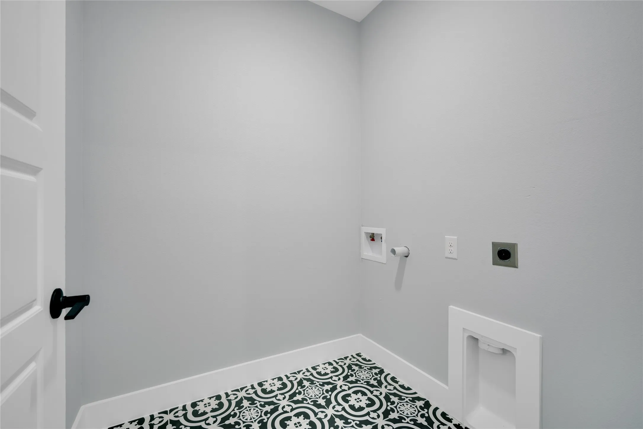 Black and white patterned tile flooring