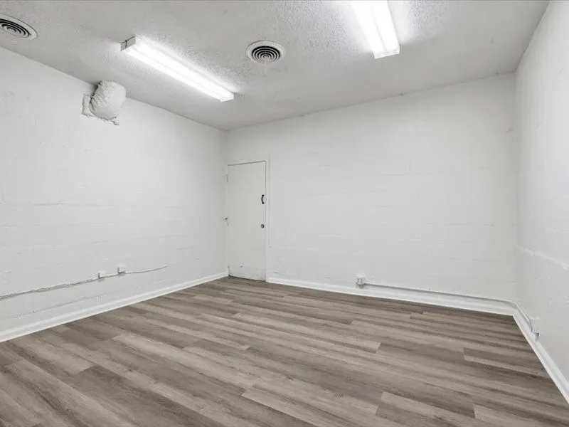 Office For Rent in Dallas County , 914 W Commerce Street, Dallas, Texas 75208, 0, 0, Garage spaces, 0 Sqft, built in 1956, mls#21403597, Real Estate Agent in Dallas, Homes For Rent in Dallas county, Homes For Rent in Dallas, Realtor in Dallas Texas, Real Estate Brokerage Independent Realty Texas, Luminita Cordes Realtor