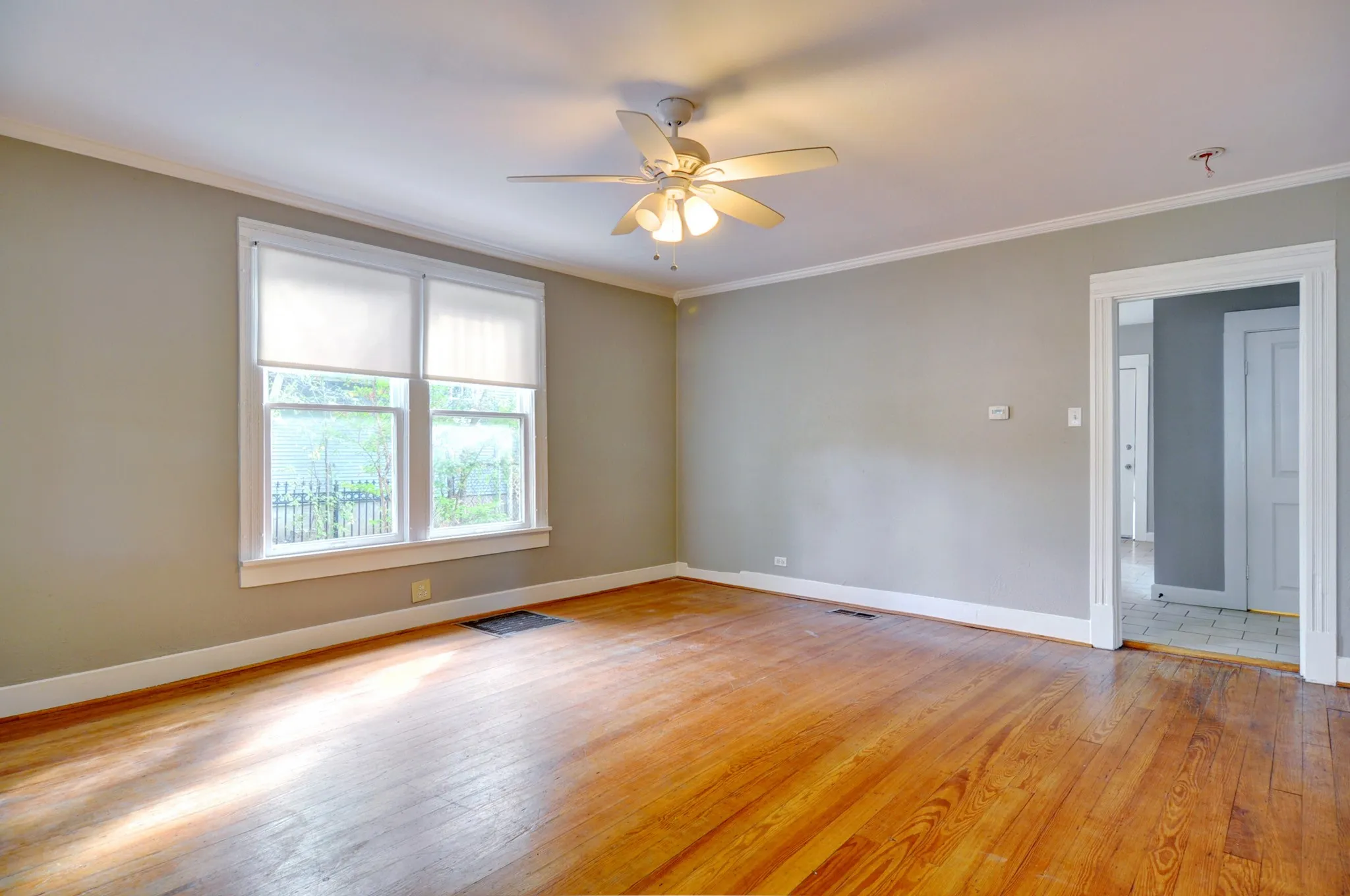 Duplex For Rent in Tarrant County , 656 May Street, Fort Worth, Texas 76104, 2 Bedroom, 1 Bathroom, Garage spaces, 1,120 Sqft, built in 1920, mls#21403615, Real Estate Agent in Fort Worth, Homes For Rent in Tarrant county, Homes For Rent in Fort Worth, Realtor in Fort Worth Texas, Real Estate Brokerage Independent Realty Texas, Luminita Cordes Realtor