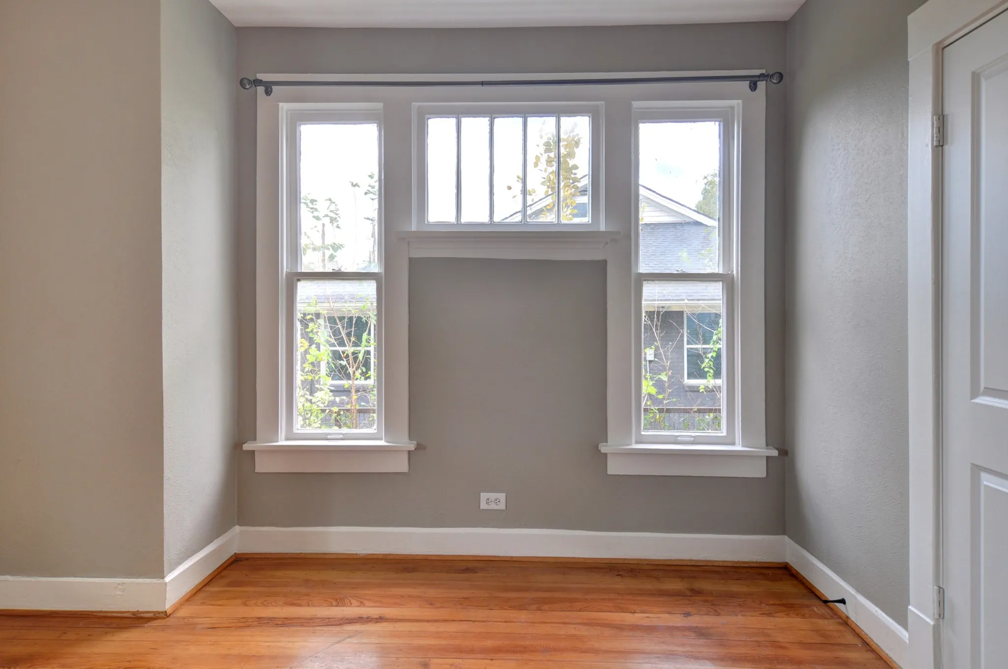 Duplex For Rent in Tarrant County , 656 May Street, Fort Worth, Texas 76104, 2 Bedroom, 1 Bathroom, Garage spaces, 1,120 Sqft, built in 1920, mls#21403615, Real Estate Agent in Fort Worth, Homes For Rent in Tarrant county, Homes For Rent in Fort Worth, Realtor in Fort Worth Texas, Real Estate Brokerage Independent Realty Texas, Luminita Cordes Realtor