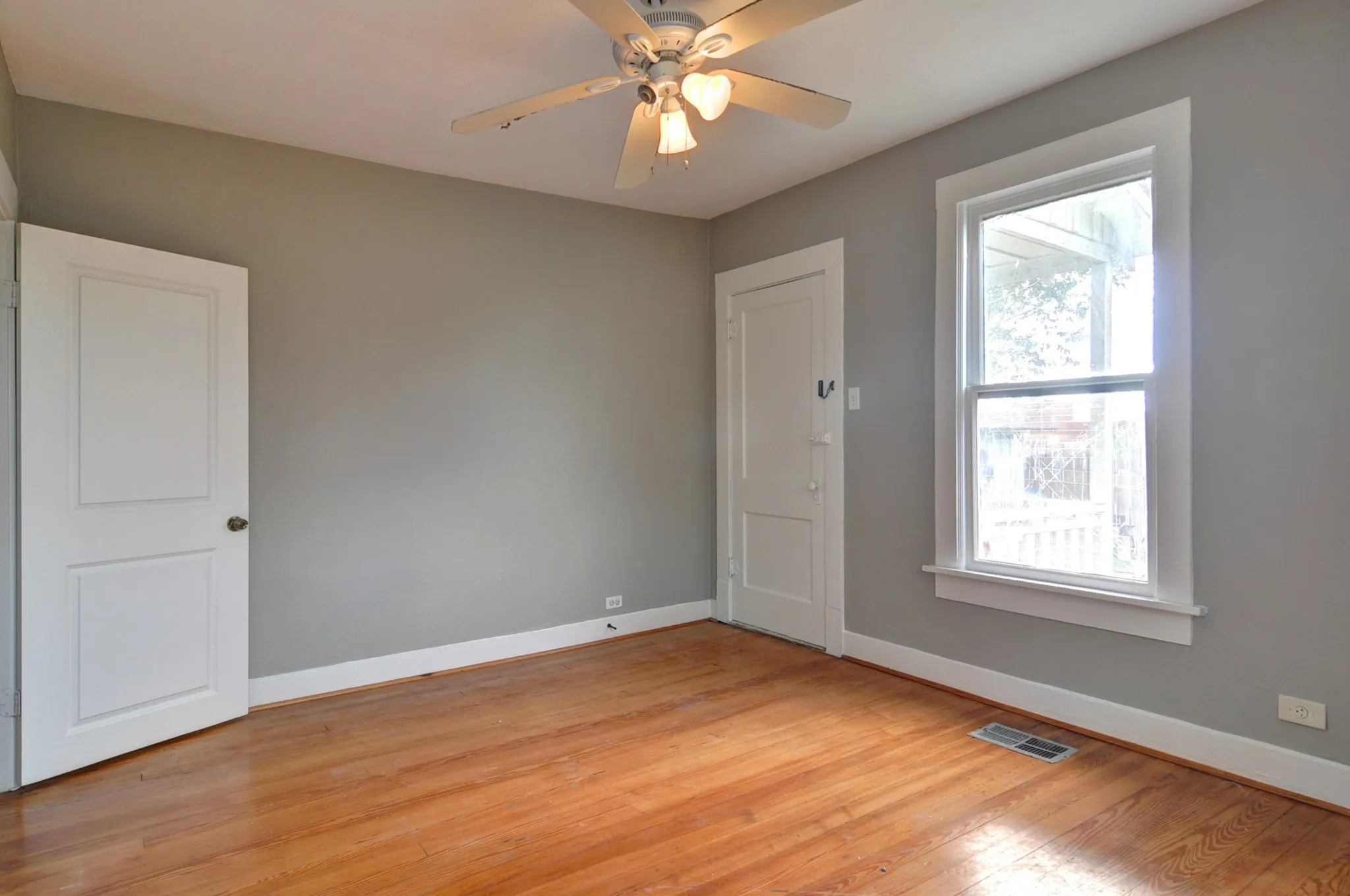 Duplex For Rent in Tarrant County , 656 May Street, Fort Worth, Texas 76104, 2 Bedroom, 1 Bathroom, Garage spaces, 1,120 Sqft, built in 1920, mls#21403615, Real Estate Agent in Fort Worth, Homes For Rent in Tarrant county, Homes For Rent in Fort Worth, Realtor in Fort Worth Texas, Real Estate Brokerage Independent Realty Texas, Luminita Cordes Realtor
