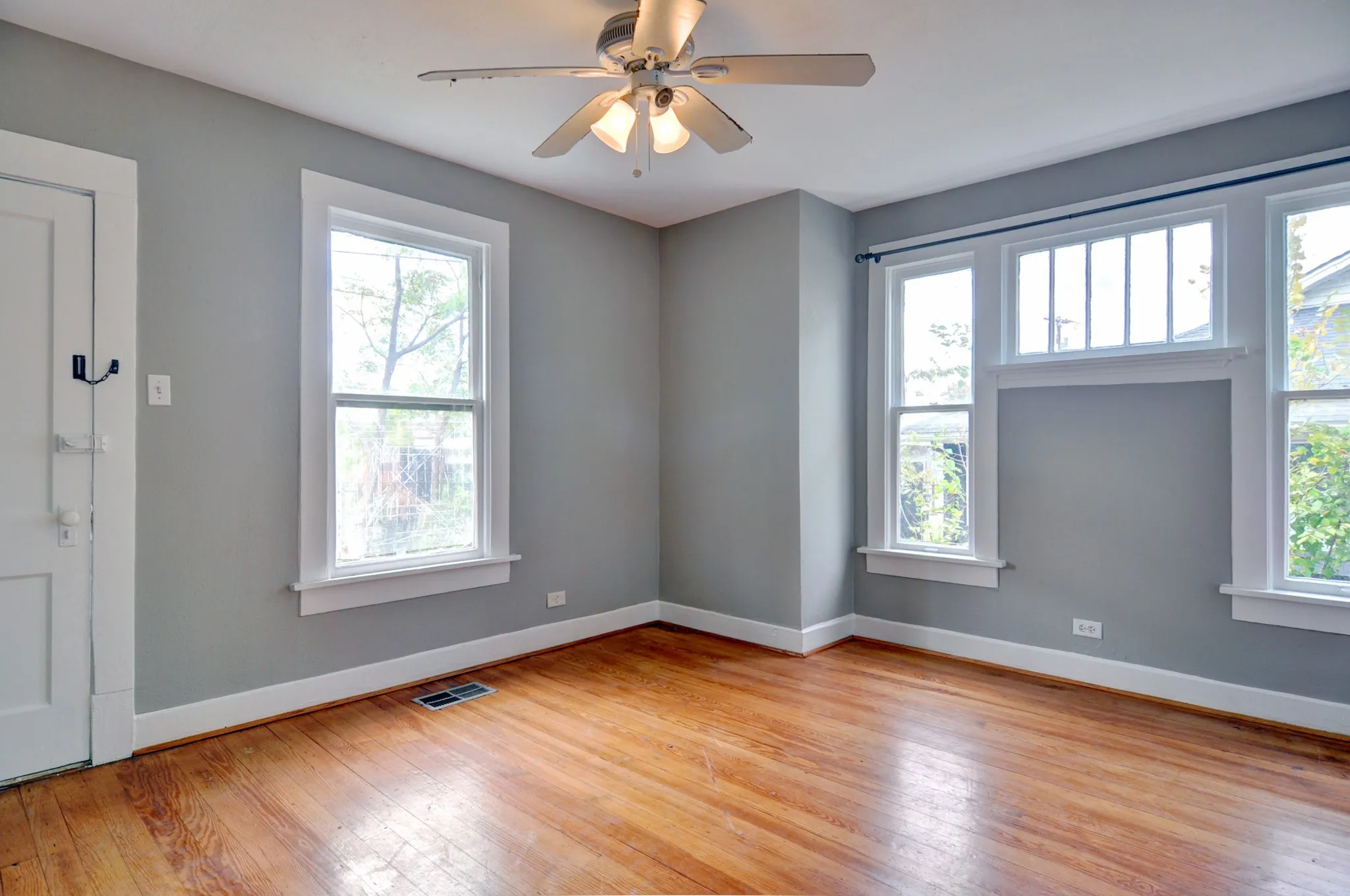 Duplex For Rent in Tarrant County , 656 May Street, Fort Worth, Texas 76104, 2 Bedroom, 1 Bathroom, Garage spaces, 1,120 Sqft, built in 1920, mls#21403615, Real Estate Agent in Fort Worth, Homes For Rent in Tarrant county, Homes For Rent in Fort Worth, Realtor in Fort Worth Texas, Real Estate Brokerage Independent Realty Texas, Luminita Cordes Realtor