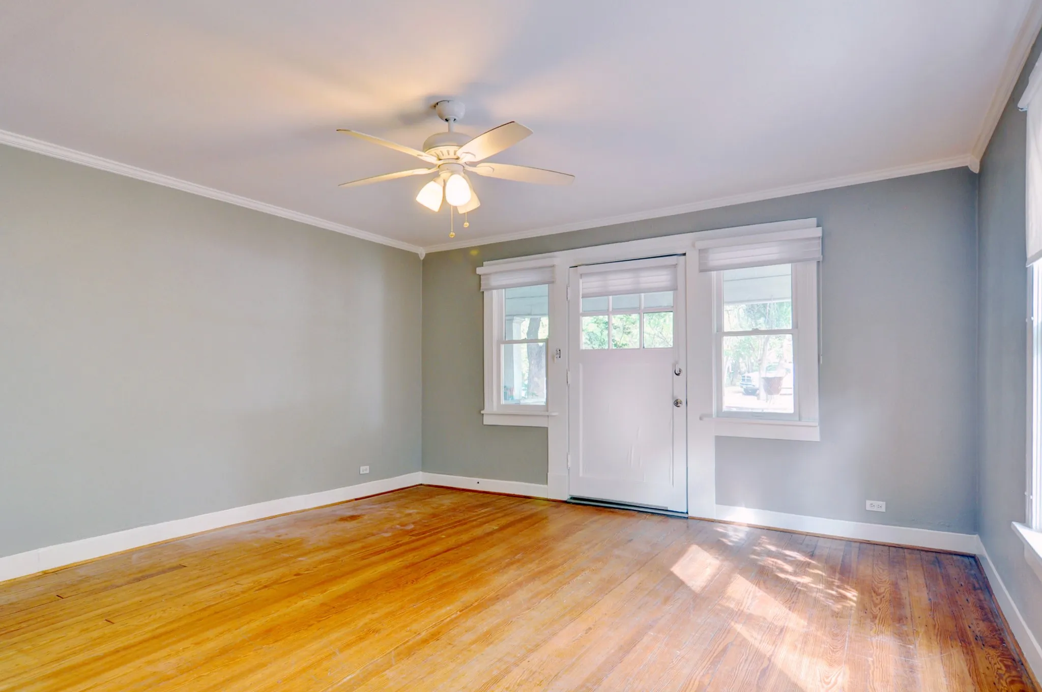 Duplex For Rent in Tarrant County , 656 May Street, Fort Worth, Texas 76104, 2 Bedroom, 1 Bathroom, Garage spaces, 1,120 Sqft, built in 1920, mls#21403615, Real Estate Agent in Fort Worth, Homes For Rent in Tarrant county, Homes For Rent in Fort Worth, Realtor in Fort Worth Texas, Real Estate Brokerage Independent Realty Texas, Luminita Cordes Realtor