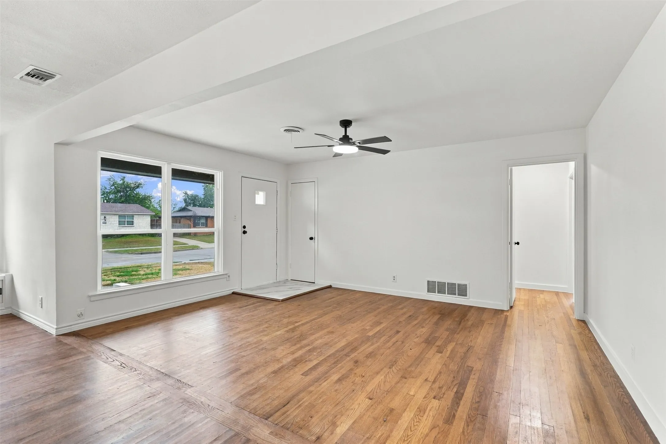 Single Family Residence For Sale in Dallas County , 1112 Noble Avenue, Carrollton, Texas 75006, 3 Bedroom, 2 Bathroom, Garage spaces, 1,735 Sqft, built in 1959, mls#21403622, Real Estate Agent in Carrollton, Homes For Sale in Dallas county, Homes For Sale in Carrollton, Realtor in Carrollton Texas, Real Estate Brokerage Independent Realty Texas, Luminita Cordes Realtor