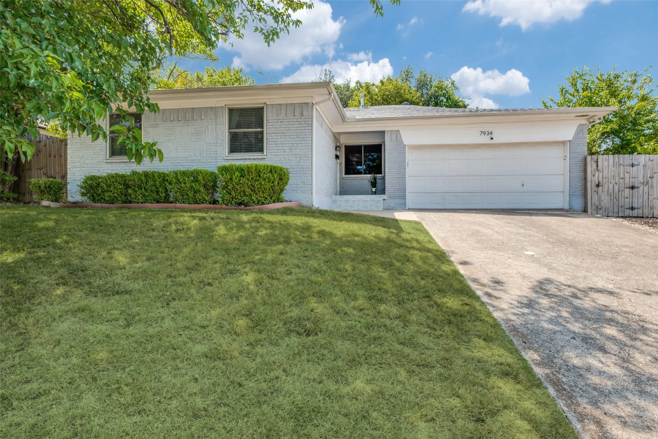 Single Family Residence For Rent in Dallas County , 7934 Claremont Drive, Dallas, Texas 75228, 3 Bedroom, 2 Bathroom, 2 Garage spaces, 1,360 Sqft, built in 1961, mls#21403614, Real Estate Agent in Dallas, Homes For Rent in Dallas county, Homes For Rent in Dallas, Realtor in Dallas Texas, Real Estate Brokerage Independent Realty Texas, Luminita Cordes Realtor