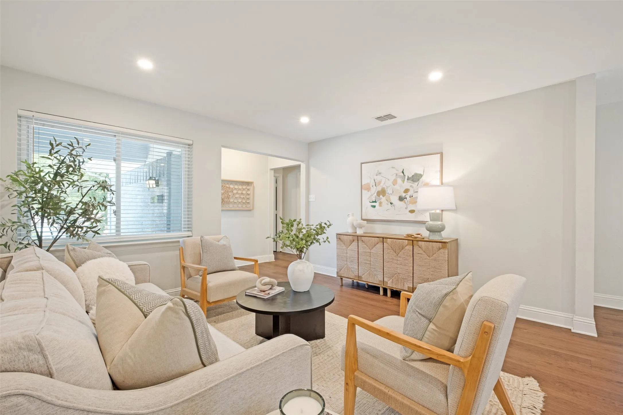 Single Family Residence For Rent in Dallas County , 7934 Claremont Drive, Dallas, Texas 75228, 3 Bedroom, 2 Bathroom, 2 Garage spaces, 1,360 Sqft, built in 1961, mls#21403614, Real Estate Agent in Dallas, Homes For Rent in Dallas county, Homes For Rent in Dallas, Realtor in Dallas Texas, Real Estate Brokerage Independent Realty Texas, Luminita Cordes Realtor