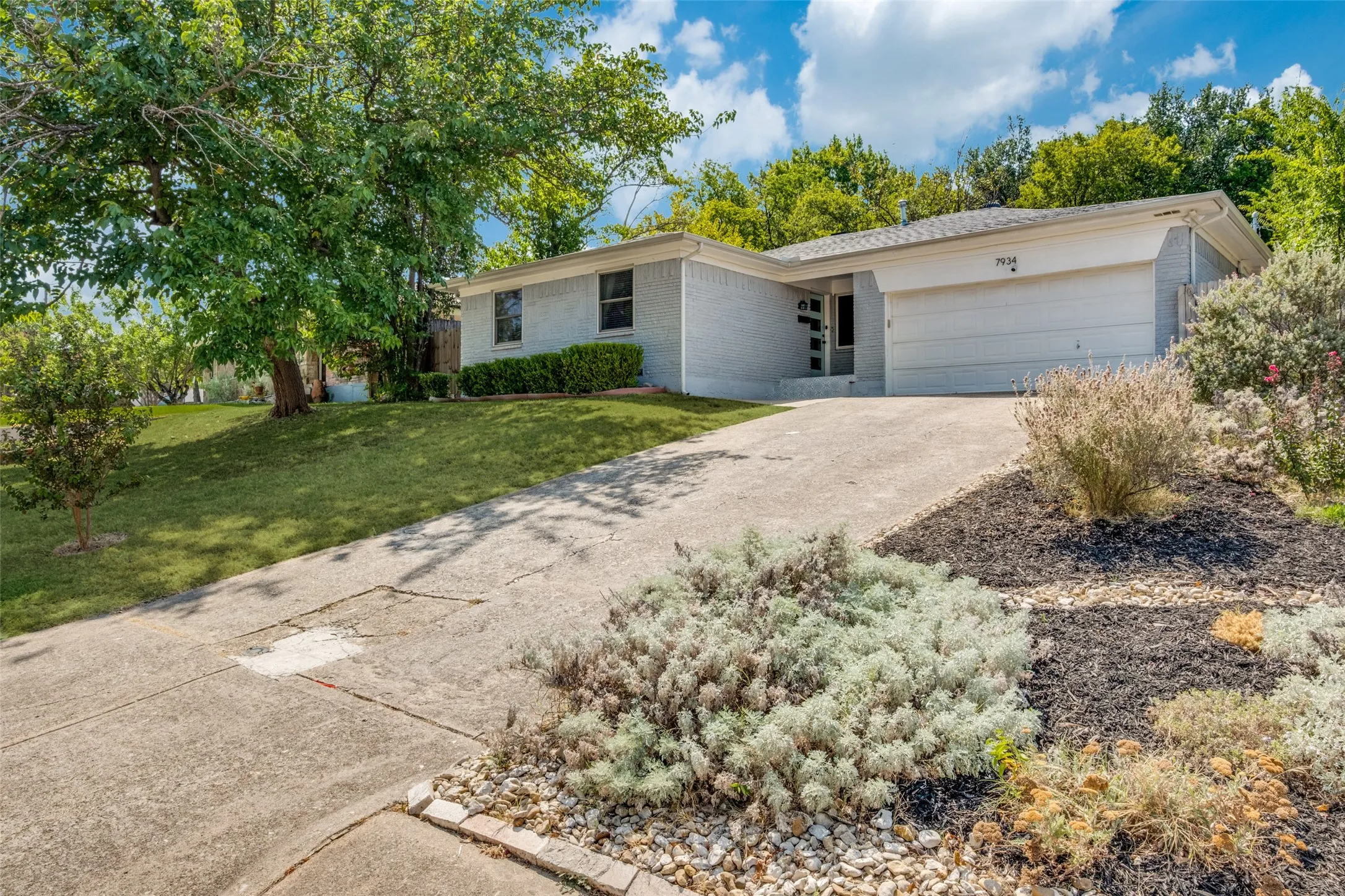 Single Family Residence For Rent in Dallas County , 7934 Claremont Drive, Dallas, Texas 75228, 3 Bedroom, 2 Bathroom, 2 Garage spaces, 1,360 Sqft, built in 1961, mls#21403614, Real Estate Agent in Dallas, Homes For Rent in Dallas county, Homes For Rent in Dallas, Realtor in Dallas Texas, Real Estate Brokerage Independent Realty Texas, Luminita Cordes Realtor