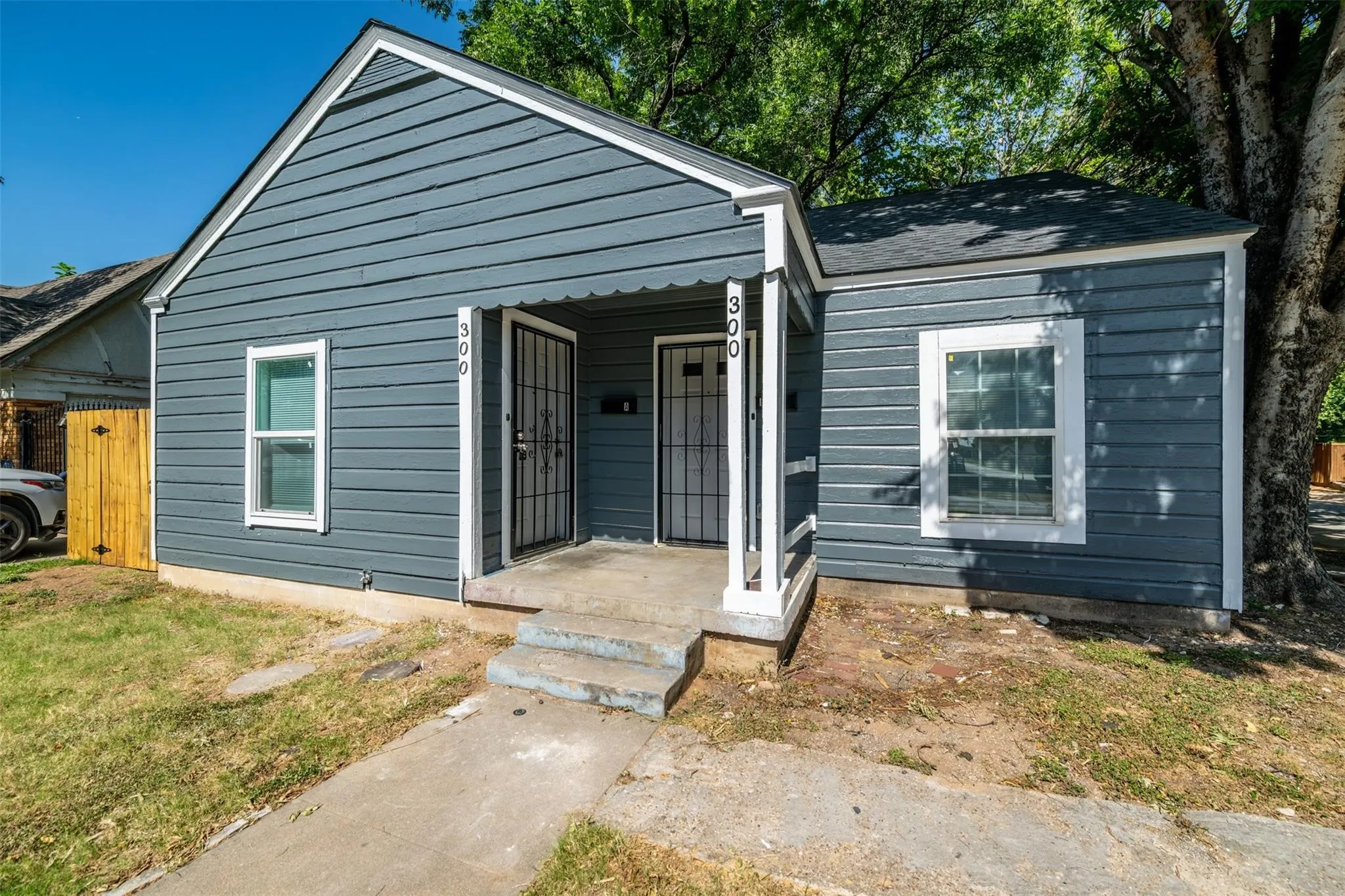 Duplex For Rent in Tarrant County , 300 Emma Street A, Fort Worth, Texas 76111, 2 Bedroom, 1 Bathroom, Garage spaces, 1,264 Sqft, built in 1942, mls#21403627, Real Estate Agent in Fort Worth, Homes For Rent in Tarrant county, Homes For Rent in Fort Worth, Realtor in Fort Worth Texas, Real Estate Brokerage Independent Realty Texas, Luminita Cordes Realtor