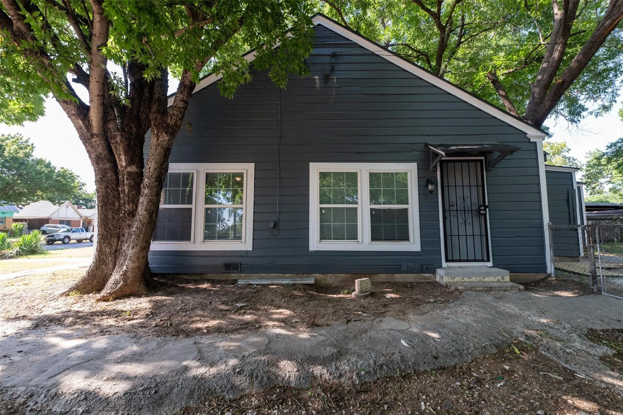 Duplex For Rent in Tarrant County , 300 Emma Street A, Fort Worth, Texas 76111, 2 Bedroom, 1 Bathroom, Garage spaces, 1,264 Sqft, built in 1942, mls#21403627, Real Estate Agent in Fort Worth, Homes For Rent in Tarrant county, Homes For Rent in Fort Worth, Realtor in Fort Worth Texas, Real Estate Brokerage Independent Realty Texas, Luminita Cordes Realtor