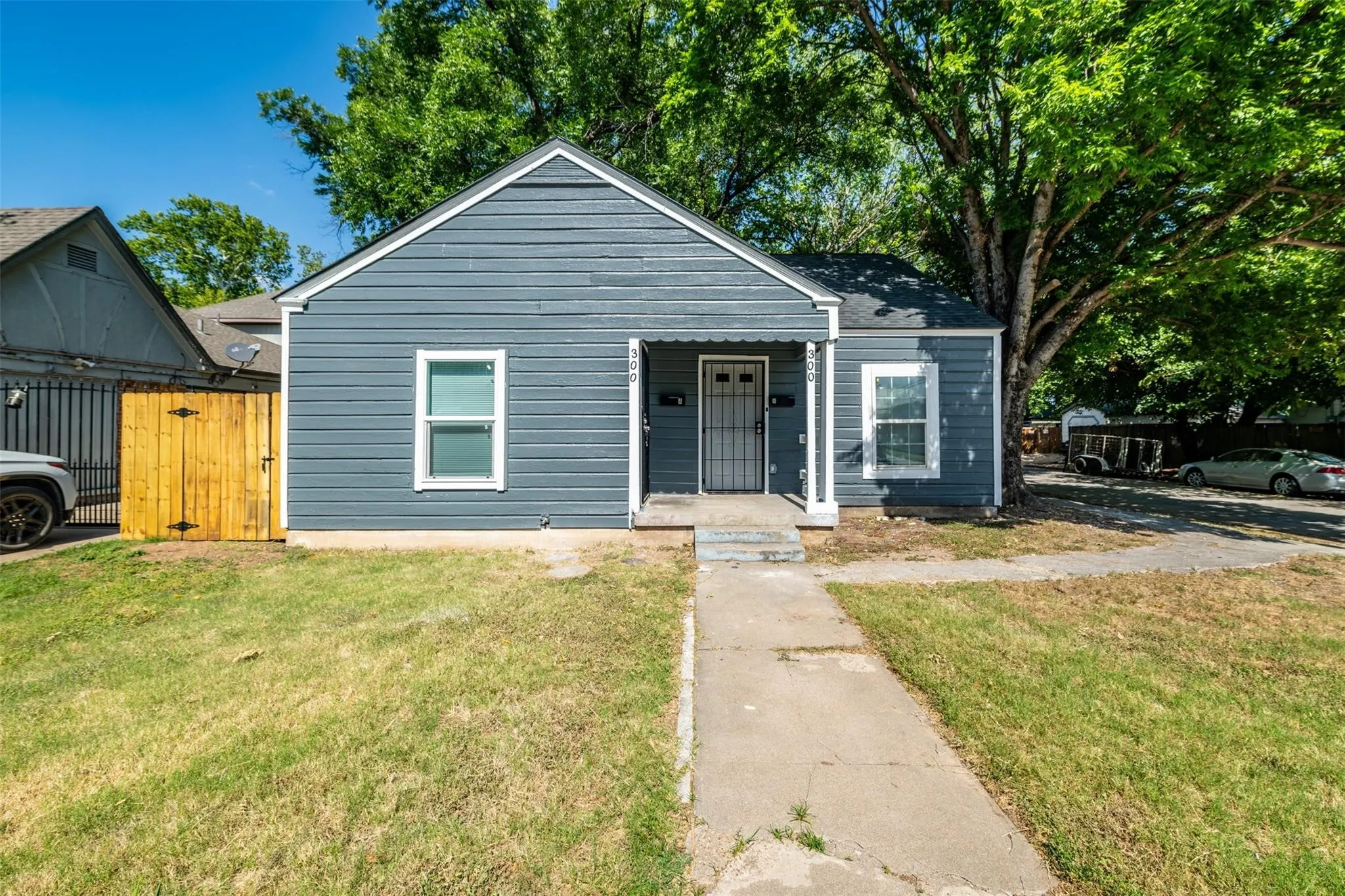 Duplex For Rent in Tarrant County , 300 Emma Street A, Fort Worth, Texas 76111, 2 Bedroom, 1 Bathroom, Garage spaces, 1,264 Sqft, built in 1942, mls#21403627, Real Estate Agent in Fort Worth, Homes For Rent in Tarrant county, Homes For Rent in Fort Worth, Realtor in Fort Worth Texas, Real Estate Brokerage Independent Realty Texas, Luminita Cordes Realtor