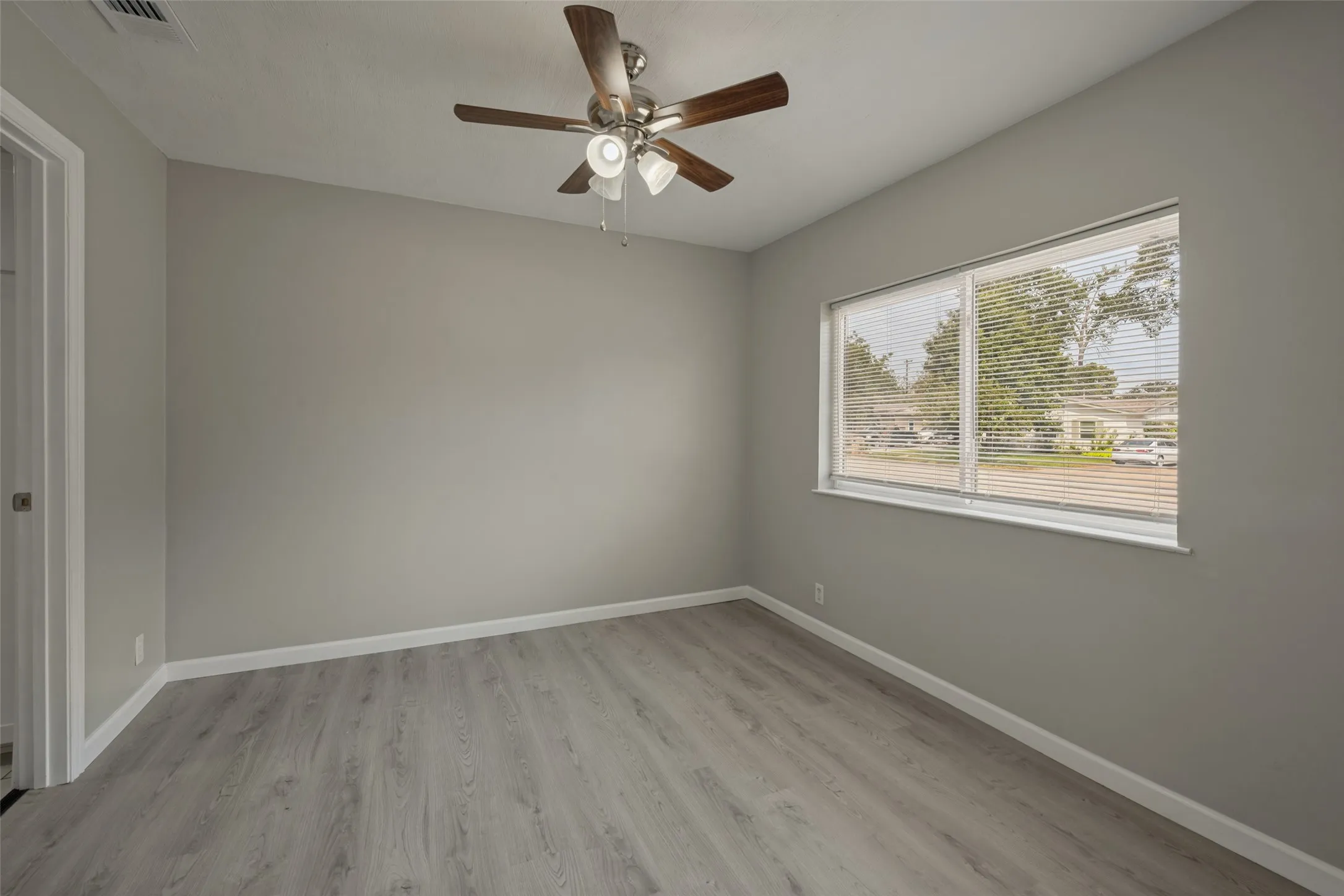 Single Family Residence For Sale in Tarrant County , 408 E Tucker Boulevard, Arlington, Texas 76010, 4 Bedroom, 2 Bathroom, 2 Garage spaces, 1,334 Sqft, built in 1956, mls#21403634, Real Estate Agent in Arlington, Homes For Sale in Tarrant county, Homes For Sale in Arlington, Realtor in Arlington Texas, Real Estate Brokerage Independent Realty Texas, Luminita Cordes Realtor
