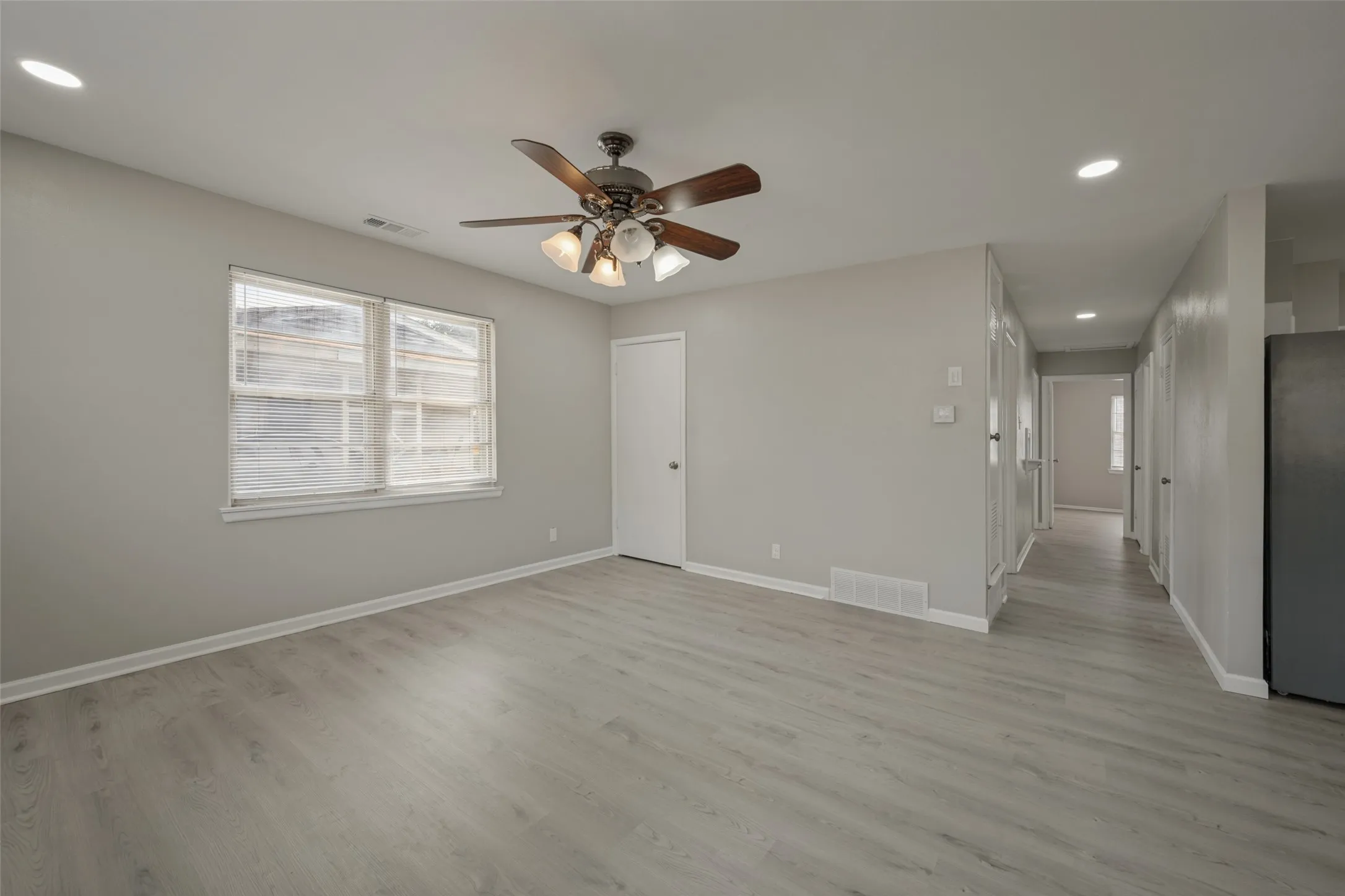 Single Family Residence For Sale in Tarrant County , 408 E Tucker Boulevard, Arlington, Texas 76010, 4 Bedroom, 2 Bathroom, 2 Garage spaces, 1,334 Sqft, built in 1956, mls#21403634, Real Estate Agent in Arlington, Homes For Sale in Tarrant county, Homes For Sale in Arlington, Realtor in Arlington Texas, Real Estate Brokerage Independent Realty Texas, Luminita Cordes Realtor
