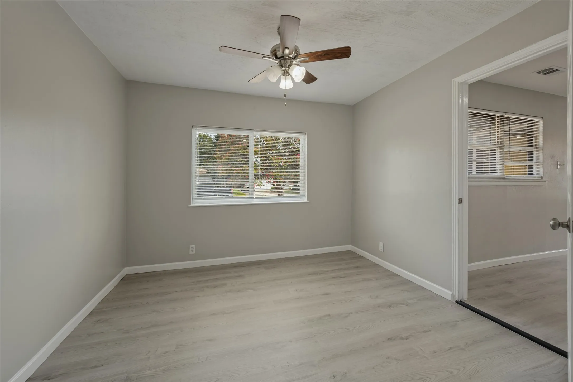 Single Family Residence For Sale in Tarrant County , 408 E Tucker Boulevard, Arlington, Texas 76010, 4 Bedroom, 2 Bathroom, 2 Garage spaces, 1,334 Sqft, built in 1956, mls#21403634, Real Estate Agent in Arlington, Homes For Sale in Tarrant county, Homes For Sale in Arlington, Realtor in Arlington Texas, Real Estate Brokerage Independent Realty Texas, Luminita Cordes Realtor
