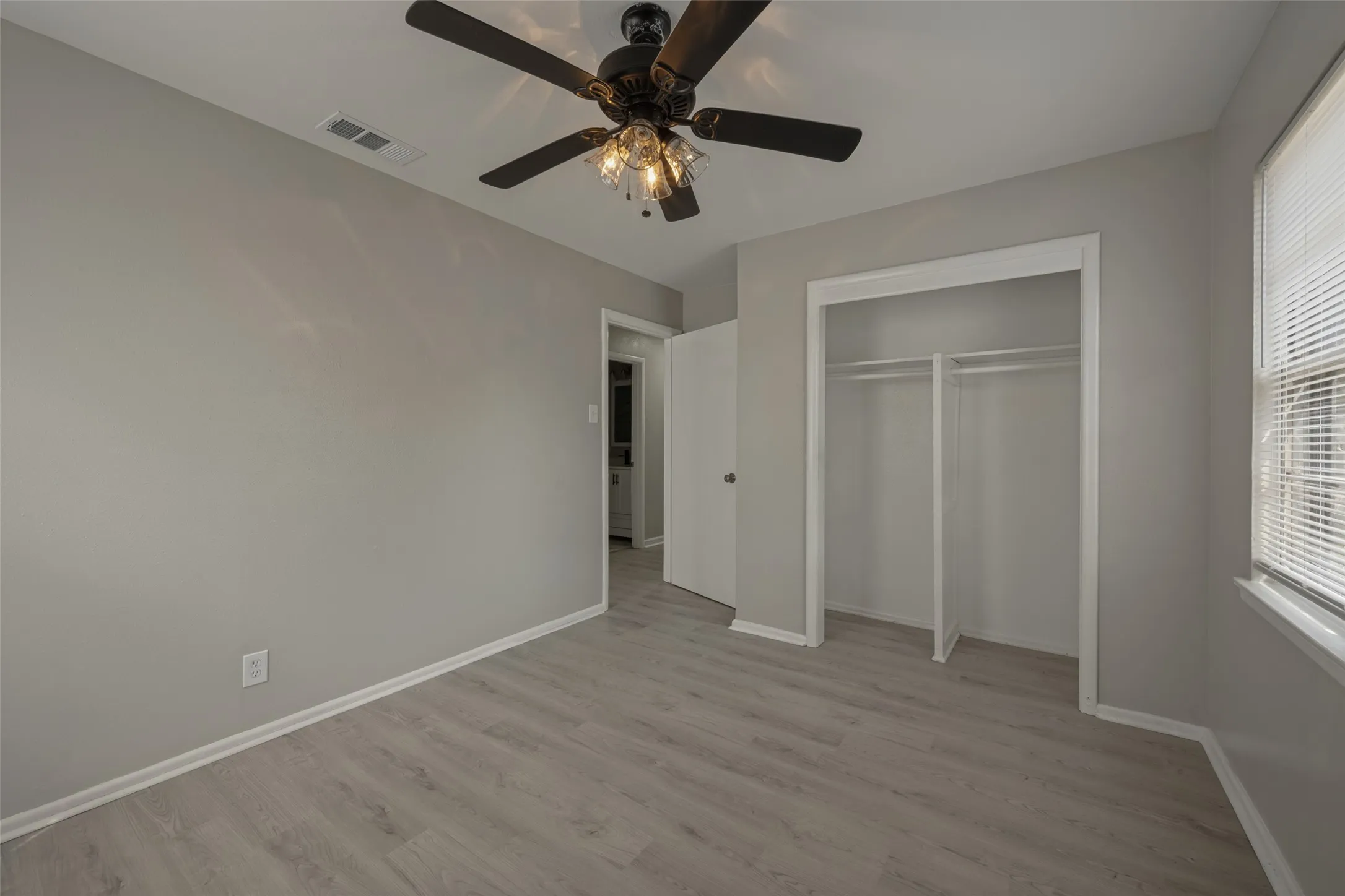 Single Family Residence For Sale in Tarrant County , 408 E Tucker Boulevard, Arlington, Texas 76010, 4 Bedroom, 2 Bathroom, 2 Garage spaces, 1,334 Sqft, built in 1956, mls#21403634, Real Estate Agent in Arlington, Homes For Sale in Tarrant county, Homes For Sale in Arlington, Realtor in Arlington Texas, Real Estate Brokerage Independent Realty Texas, Luminita Cordes Realtor