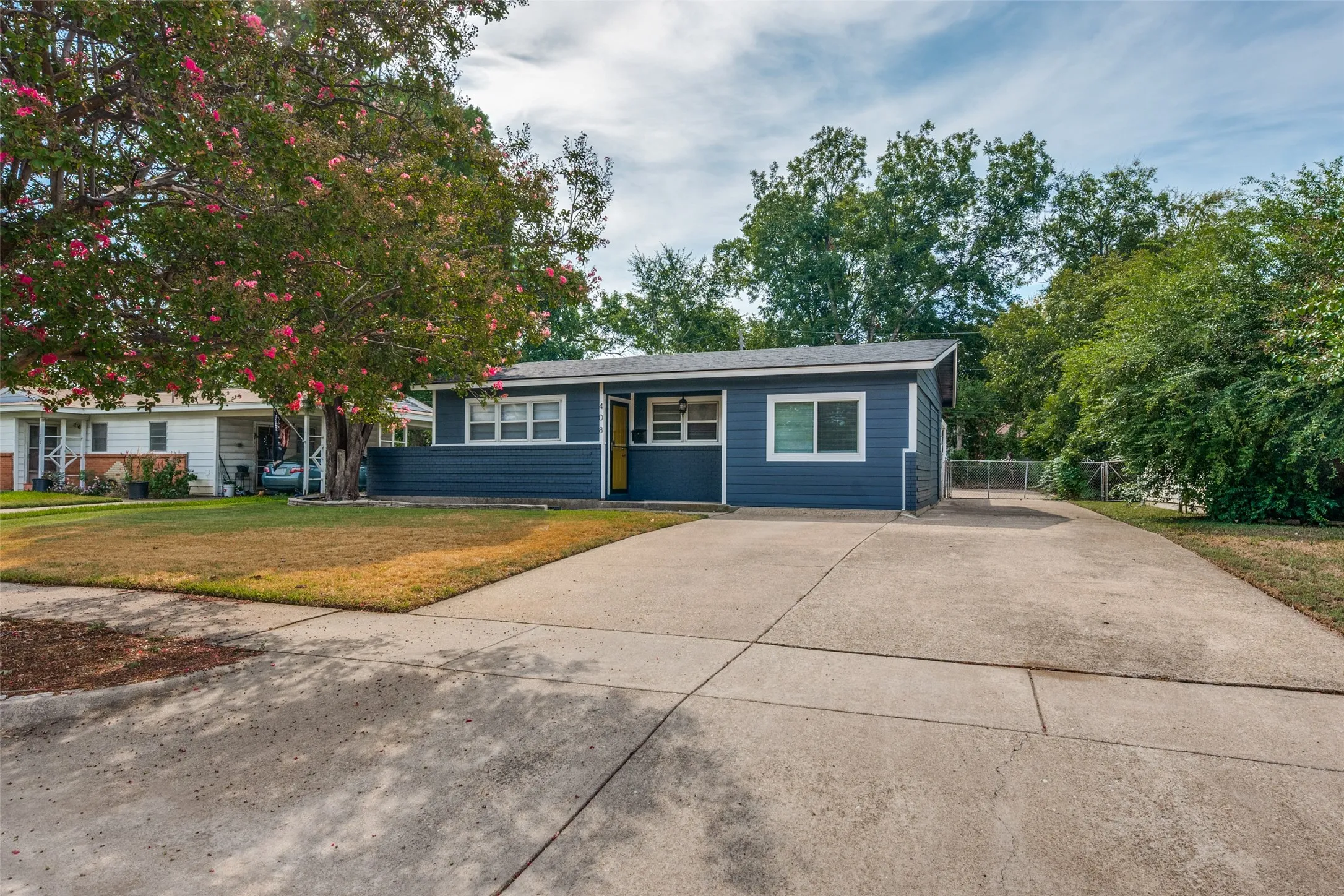 Single Family Residence For Sale in Tarrant County , 408 E Tucker Boulevard, Arlington, Texas 76010, 4 Bedroom, 2 Bathroom, 2 Garage spaces, 1,334 Sqft, built in 1956, mls#21403634, Real Estate Agent in Arlington, Homes For Sale in Tarrant county, Homes For Sale in Arlington, Realtor in Arlington Texas, Real Estate Brokerage Independent Realty Texas, Luminita Cordes Realtor