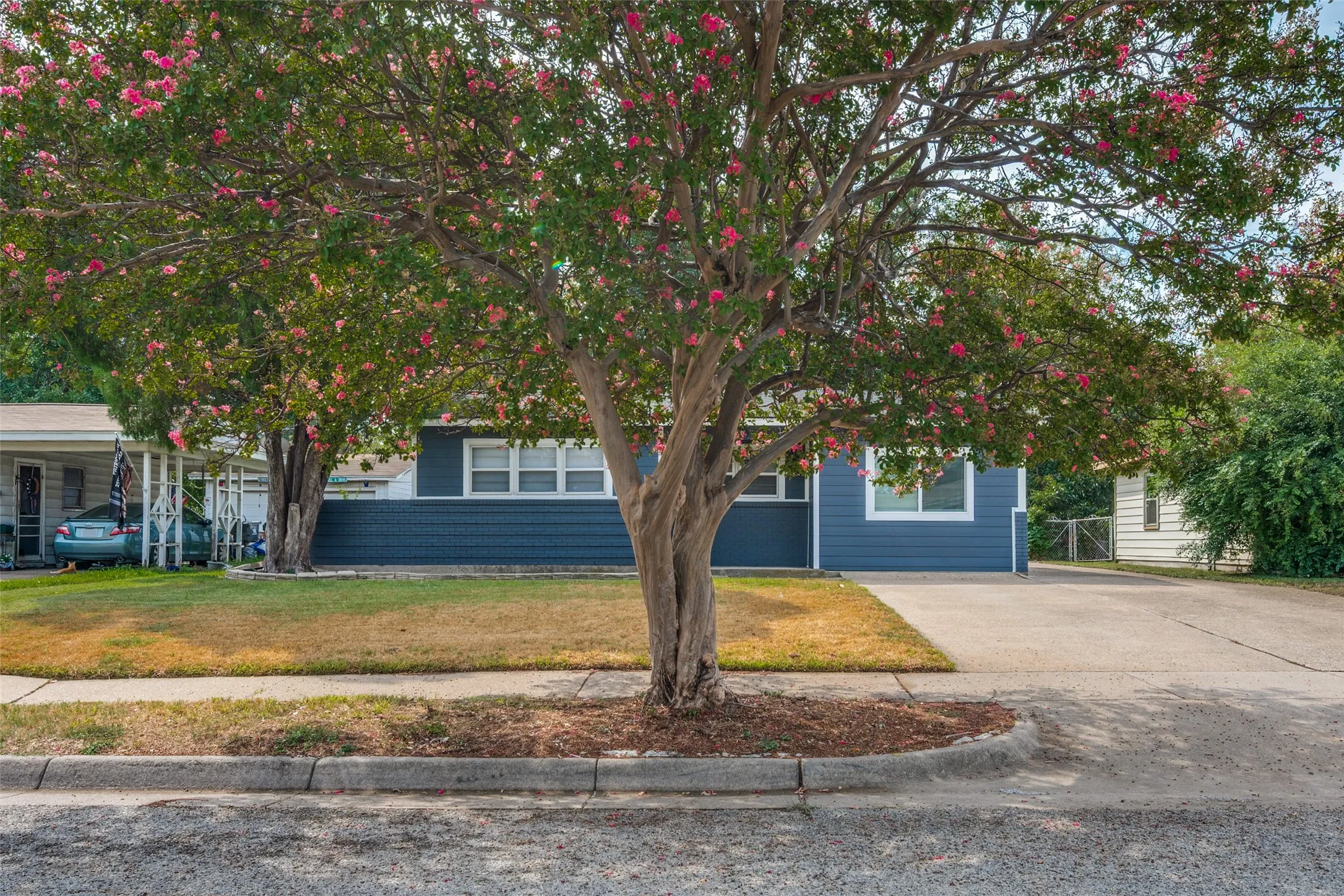 Single Family Residence For Sale in Tarrant County , 408 E Tucker Boulevard, Arlington, Texas 76010, 4 Bedroom, 2 Bathroom, 2 Garage spaces, 1,334 Sqft, built in 1956, mls#21403634, Real Estate Agent in Arlington, Homes For Sale in Tarrant county, Homes For Sale in Arlington, Realtor in Arlington Texas, Real Estate Brokerage Independent Realty Texas, Luminita Cordes Realtor