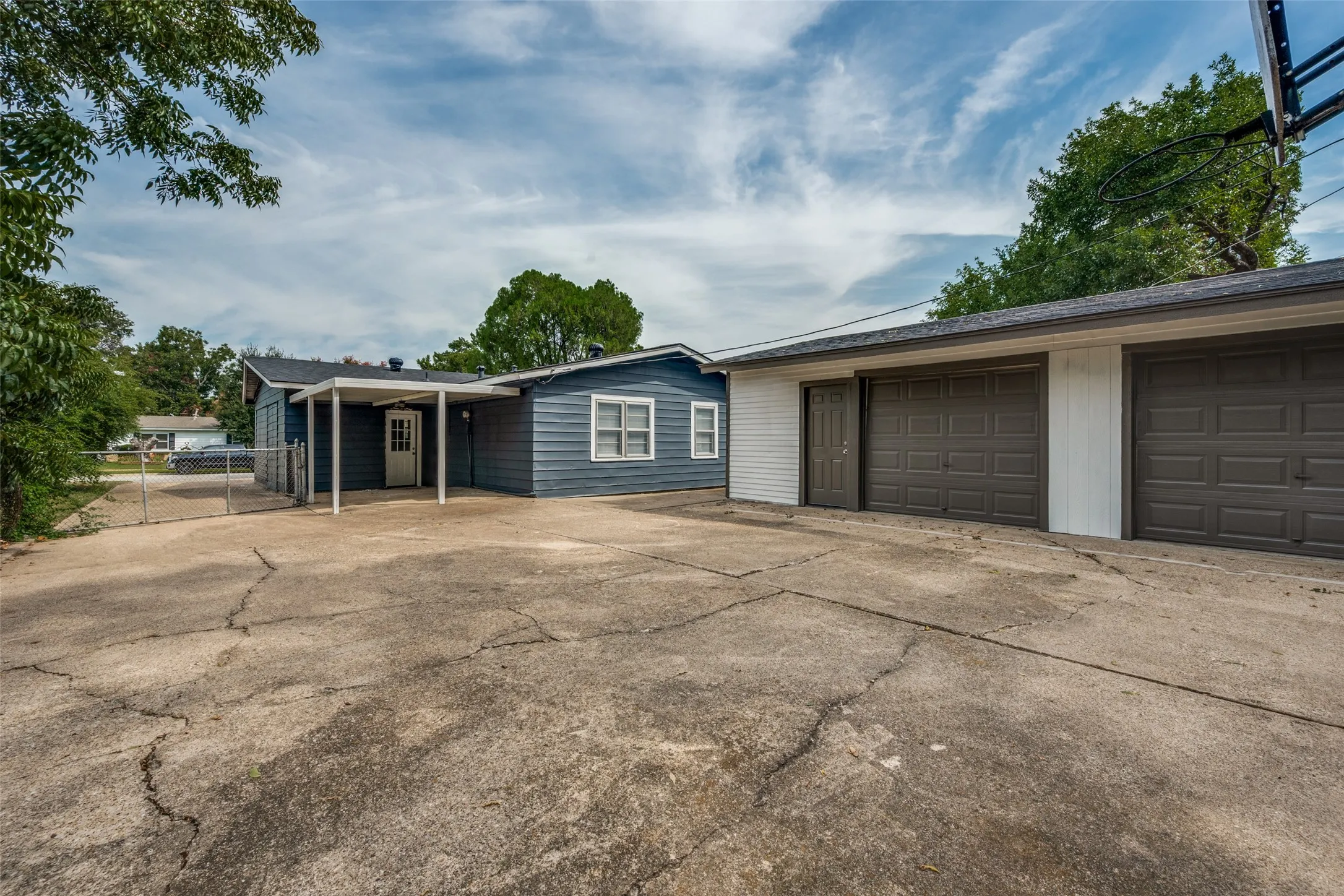 Single Family Residence For Sale in Tarrant County , 408 E Tucker Boulevard, Arlington, Texas 76010, 4 Bedroom, 2 Bathroom, 2 Garage spaces, 1,334 Sqft, built in 1956, mls#21403634, Real Estate Agent in Arlington, Homes For Sale in Tarrant county, Homes For Sale in Arlington, Realtor in Arlington Texas, Real Estate Brokerage Independent Realty Texas, Luminita Cordes Realtor