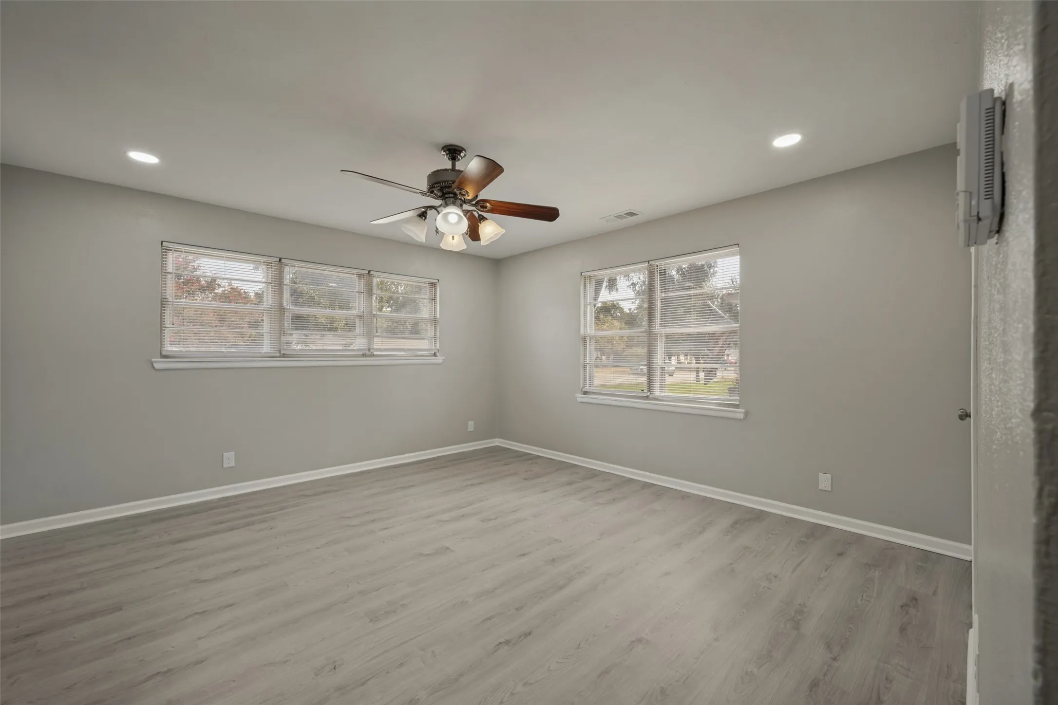 Single Family Residence For Sale in Tarrant County , 408 E Tucker Boulevard, Arlington, Texas 76010, 4 Bedroom, 2 Bathroom, 2 Garage spaces, 1,334 Sqft, built in 1956, mls#21403634, Real Estate Agent in Arlington, Homes For Sale in Tarrant county, Homes For Sale in Arlington, Realtor in Arlington Texas, Real Estate Brokerage Independent Realty Texas, Luminita Cordes Realtor