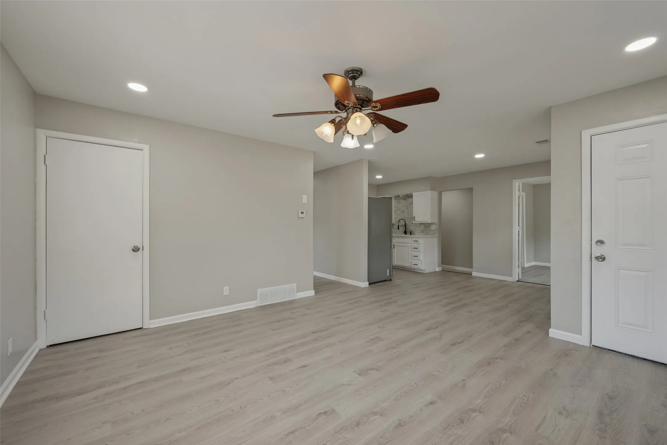 Single Family Residence For Sale in Tarrant County , 408 E Tucker Boulevard, Arlington, Texas 76010, 4 Bedroom, 2 Bathroom, 2 Garage spaces, 1,334 Sqft, built in 1956, mls#21403634, Real Estate Agent in Arlington, Homes For Sale in Tarrant county, Homes For Sale in Arlington, Realtor in Arlington Texas, Real Estate Brokerage Independent Realty Texas, Luminita Cordes Realtor