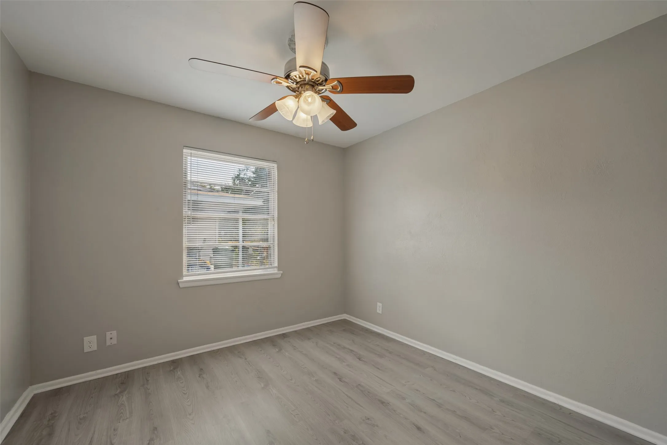 Single Family Residence For Sale in Tarrant County , 408 E Tucker Boulevard, Arlington, Texas 76010, 4 Bedroom, 2 Bathroom, 2 Garage spaces, 1,334 Sqft, built in 1956, mls#21403634, Real Estate Agent in Arlington, Homes For Sale in Tarrant county, Homes For Sale in Arlington, Realtor in Arlington Texas, Real Estate Brokerage Independent Realty Texas, Luminita Cordes Realtor