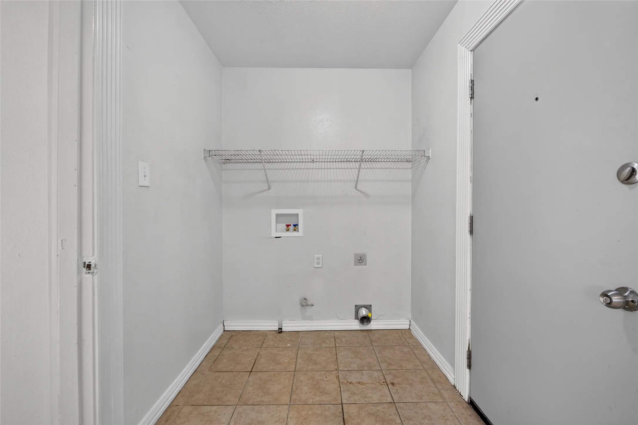 Single Family Residence For Rent in Tarrant County , 2024 Charleston Drive, Bedford, Texas 76022, 4 Bedroom, 2 Bathroom, 2 Garage spaces, 1,648 Sqft, built in 1965, mls#21403650, Real Estate Agent in Bedford, Homes For Rent in Tarrant county, Homes For Rent in Bedford, Realtor in Bedford Texas, Real Estate Brokerage Independent Realty Texas, Luminita Cordes Realtor