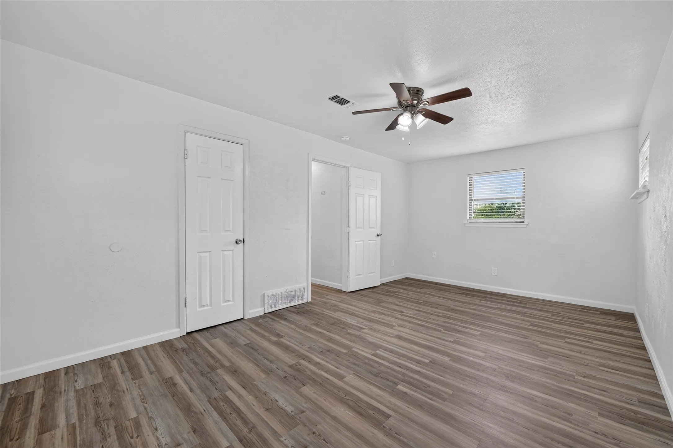 Single Family Residence For Rent in Tarrant County , 2024 Charleston Drive, Bedford, Texas 76022, 4 Bedroom, 2 Bathroom, 2 Garage spaces, 1,648 Sqft, built in 1965, mls#21403650, Real Estate Agent in Bedford, Homes For Rent in Tarrant county, Homes For Rent in Bedford, Realtor in Bedford Texas, Real Estate Brokerage Independent Realty Texas, Luminita Cordes Realtor
