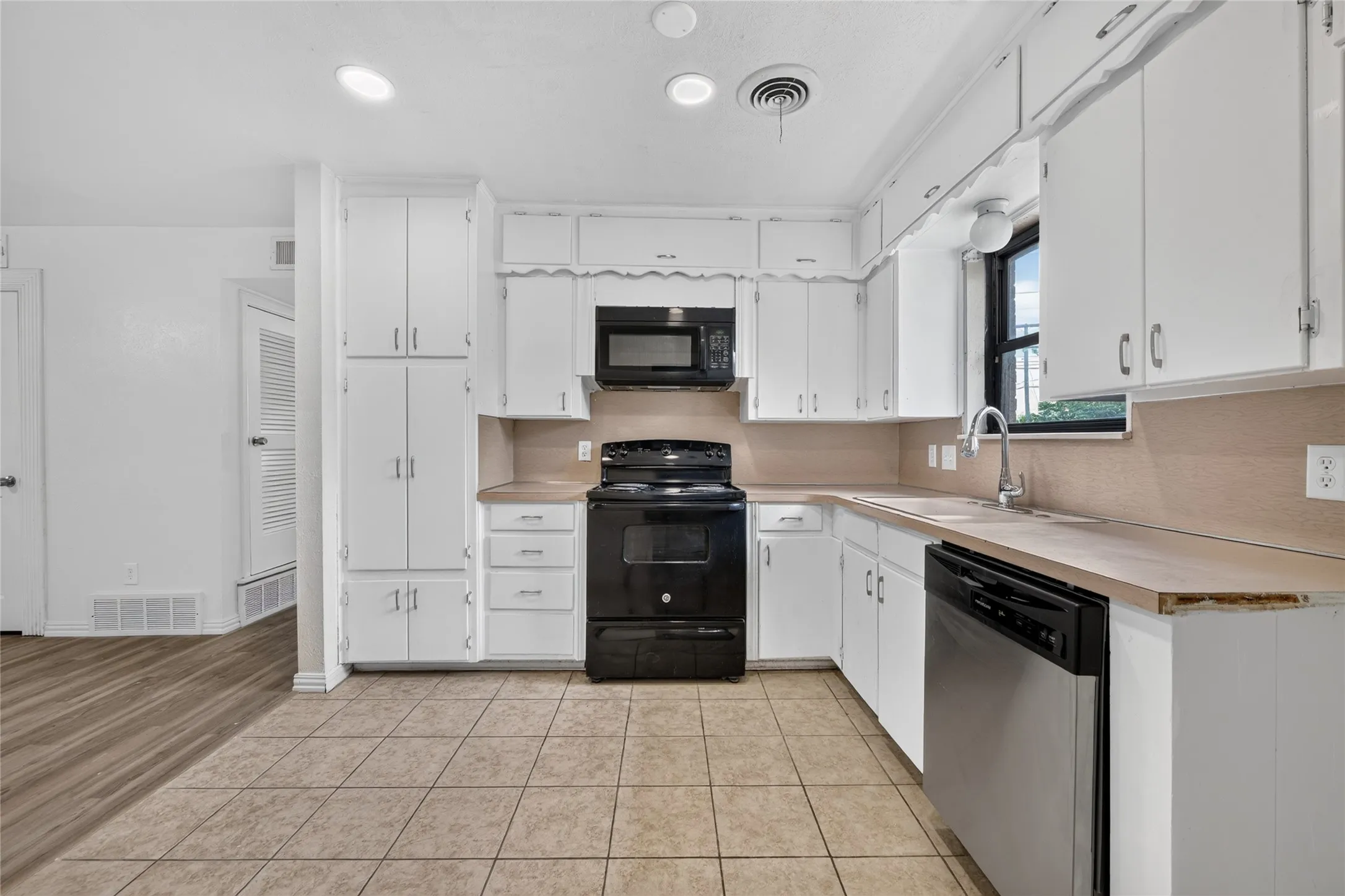 Single Family Residence For Rent in Tarrant County , 2024 Charleston Drive, Bedford, Texas 76022, 4 Bedroom, 2 Bathroom, 2 Garage spaces, 1,648 Sqft, built in 1965, mls#21403650, Real Estate Agent in Bedford, Homes For Rent in Tarrant county, Homes For Rent in Bedford, Realtor in Bedford Texas, Real Estate Brokerage Independent Realty Texas, Luminita Cordes Realtor